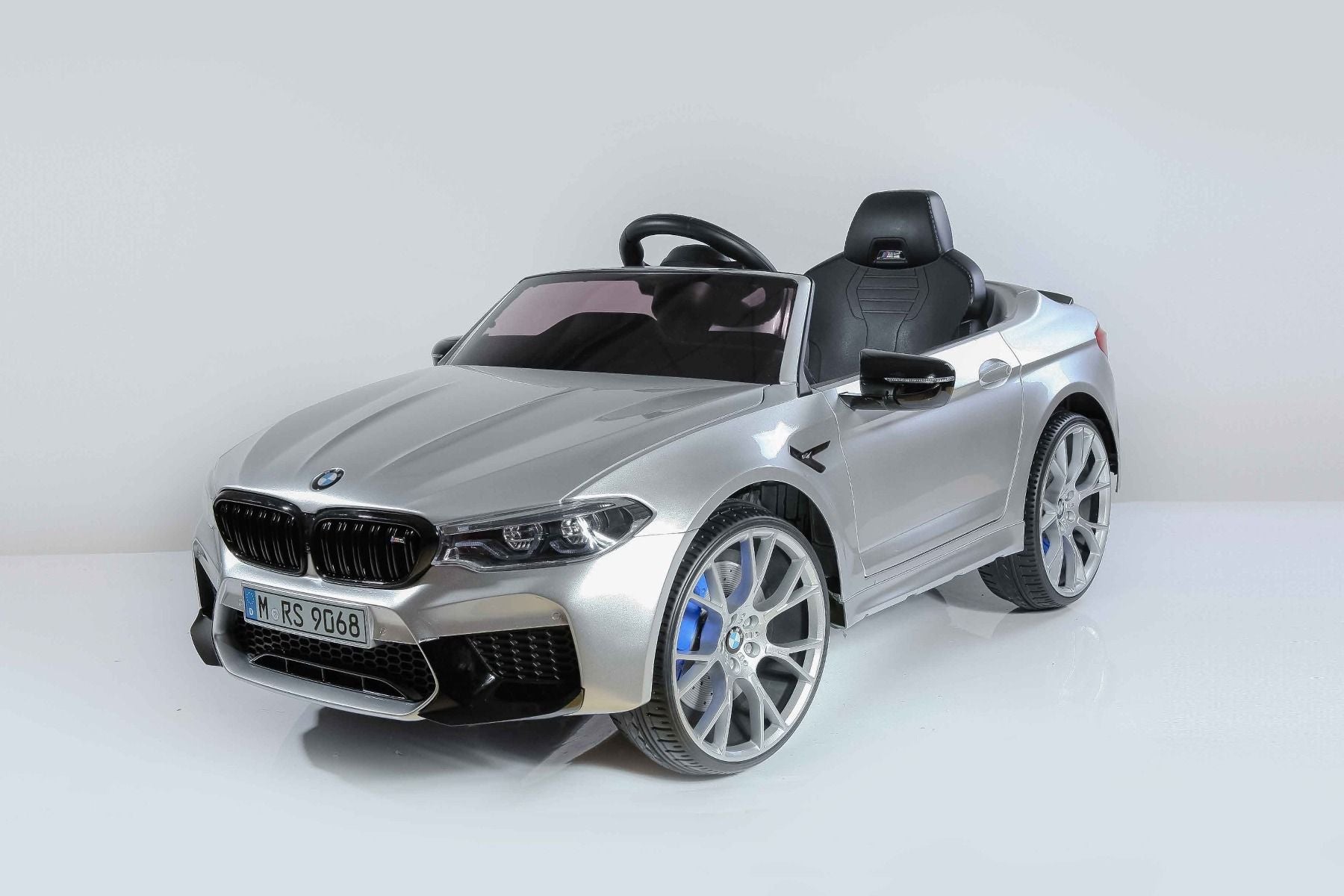 Kinder-Elektroauto BMW M5, metallisch lackiert, Originallizenz, 24V Batterie, mit öffnenden Türen, 2,4-GHz-Fernbedienung, weiche EVA-Räder, LED-Leuchten, Sanftanlauf, MP3-Player mit USB-Eingang