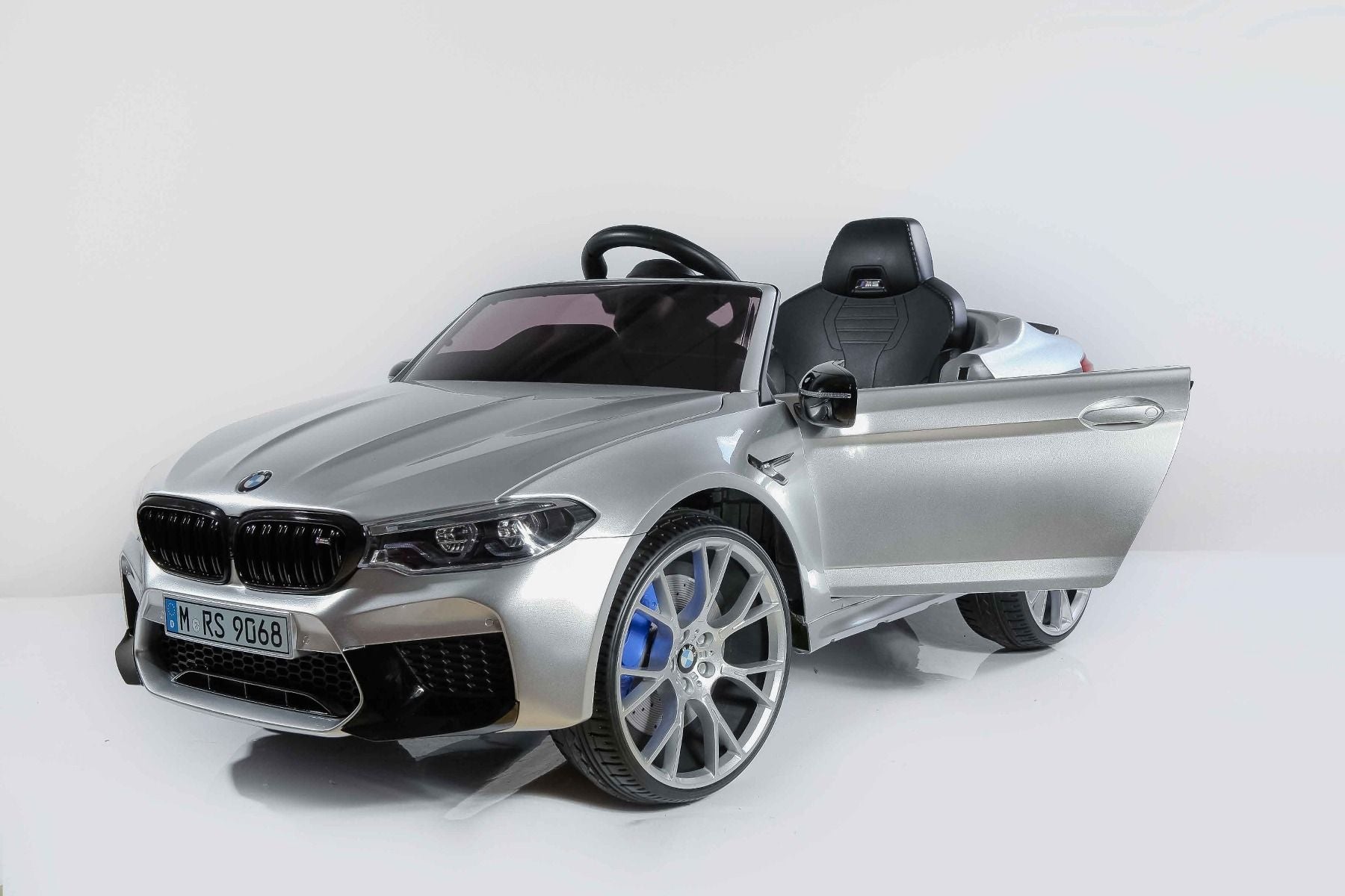 Kinder-Elektroauto BMW M5, metallisch lackiert, Originallizenz, 24V Batterie, mit öffnenden Türen, 2,4-GHz-Fernbedienung, weiche EVA-Räder, LED-Leuchten, Sanftanlauf, MP3-Player mit USB-Eingang