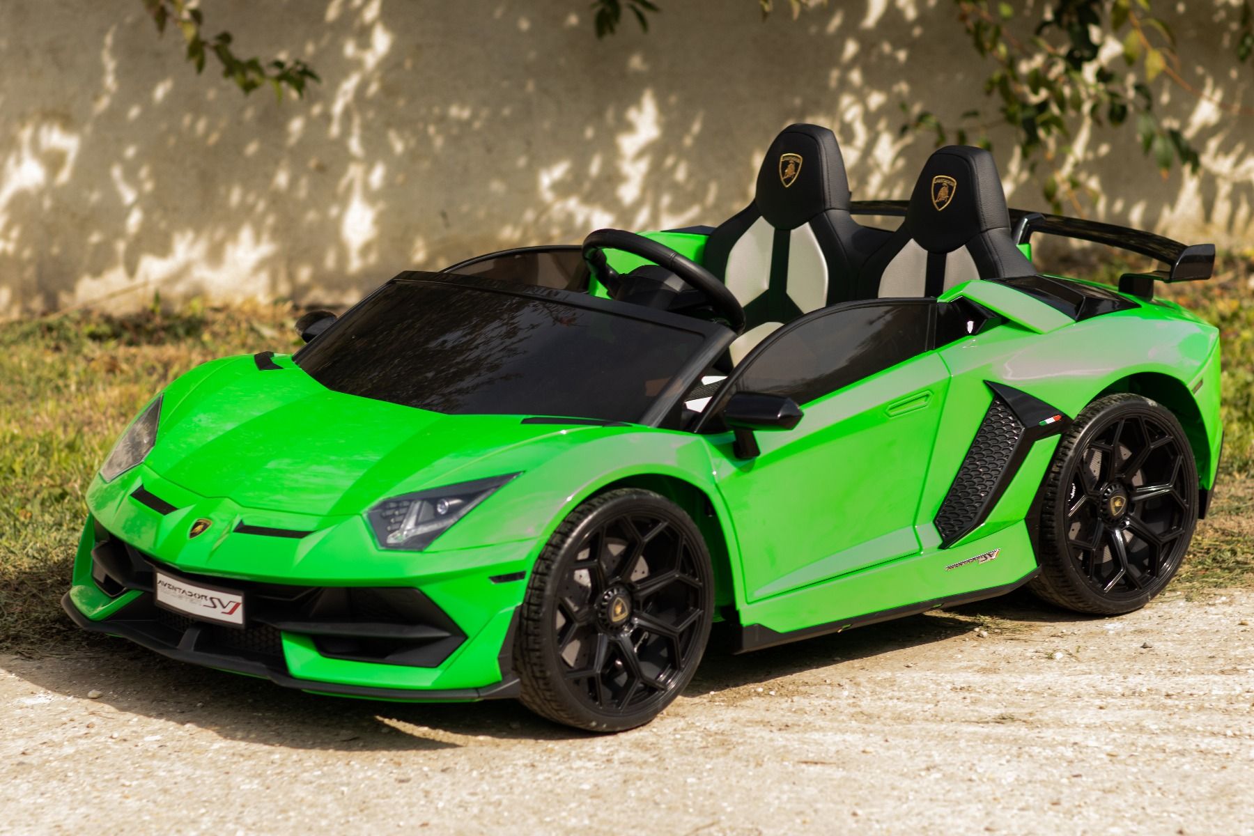 Elektroauto für Kinder Lamborghini Aventador 24V für zwei Benutzer, grün lackiert, MP4-Player, vertikal öffnende Türen, 2 x 45W Motor, 24V Batterie, 2,4 GHz Fernbedienung, weiche EVA-Räder, Federung, Sanftanlauf, originale Lizenz