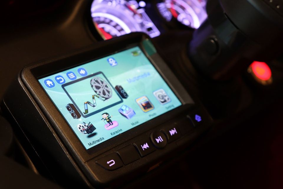 Elektro-Spielzeugauto Mercedes-Benz G63 6X6, LCD-Bildschirm, Bodenleuchten, 2,4 GHz, 12V/14AH, Abnehmbare Batterie, 4 X MOTOR, Fernbedienung, Doppelsofa, EVA Räder, Servomotor, Zwei Pedale, schwarz Lackiert, Einsitzer