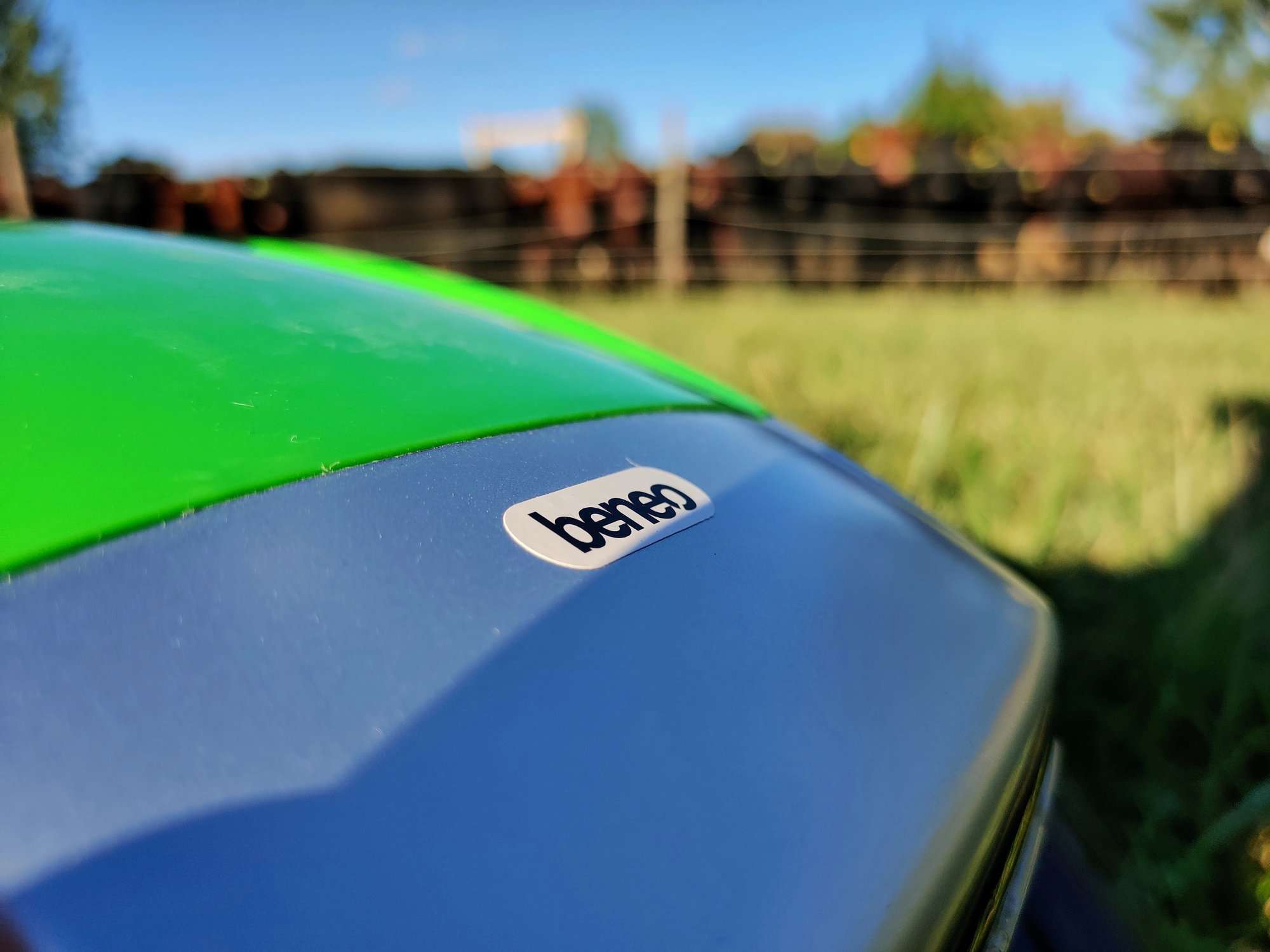 Kinder Elektroauto Traktor WORKERS mit Anhänger, Grün, Hinterradantrieb, 12-V-Batterie, Rädern, breitem Sitz, 2,4-GHz-Fernbedienung, MP3-Player und SD-Eingang, LED-Leuchten