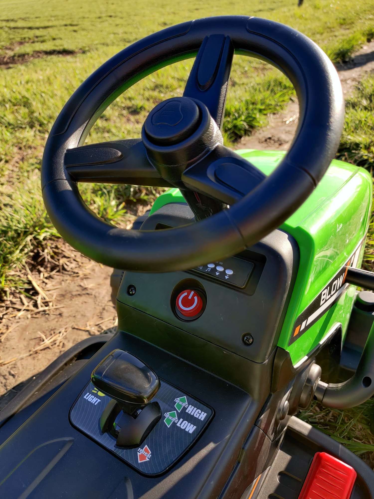 Kinder Elektroauto Traktor WORKERS mit Anhänger, Grün, Hinterradantrieb, 12-V-Batterie, Rädern, breitem Sitz, 2,4-GHz-Fernbedienung, MP3-Player und SD-Eingang, LED-Leuchten