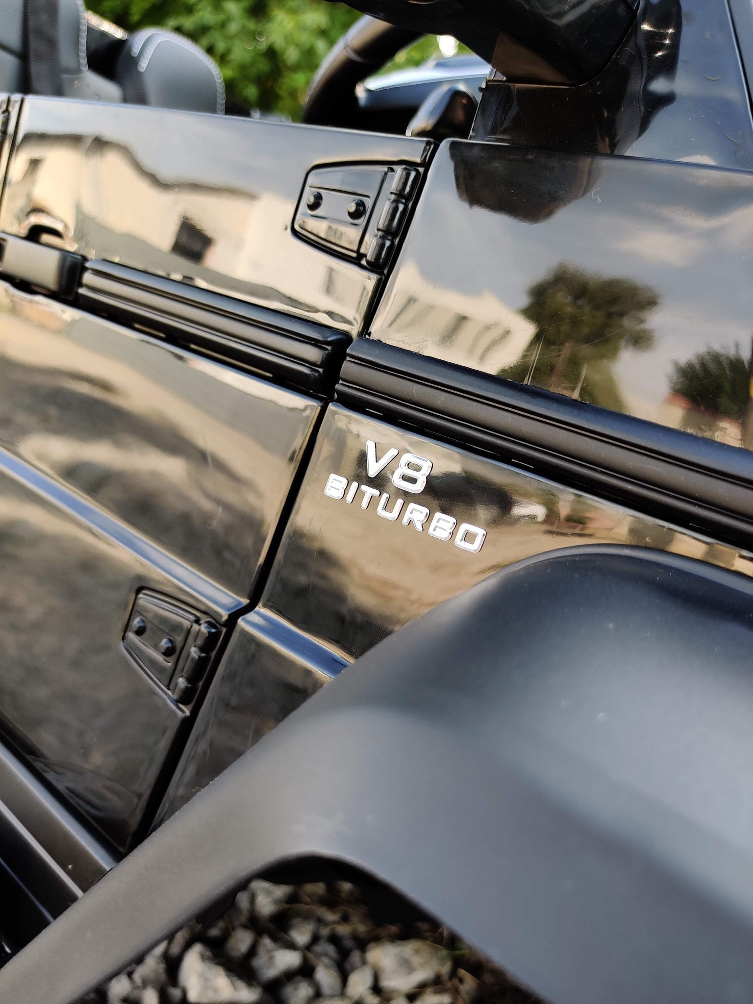 Elektro-Spielzeugauto Mercedes-Benz G63 6X6, LCD-Bildschirm, Bodenleuchten, 2,4 GHz, 12V/14AH, Abnehmbare Batterie, 4 X MOTOR, Fernbedienung, Doppelsofa, EVA Räder, Servomotor, Zwei Pedale, schwarz Lackiert, Einsitzer