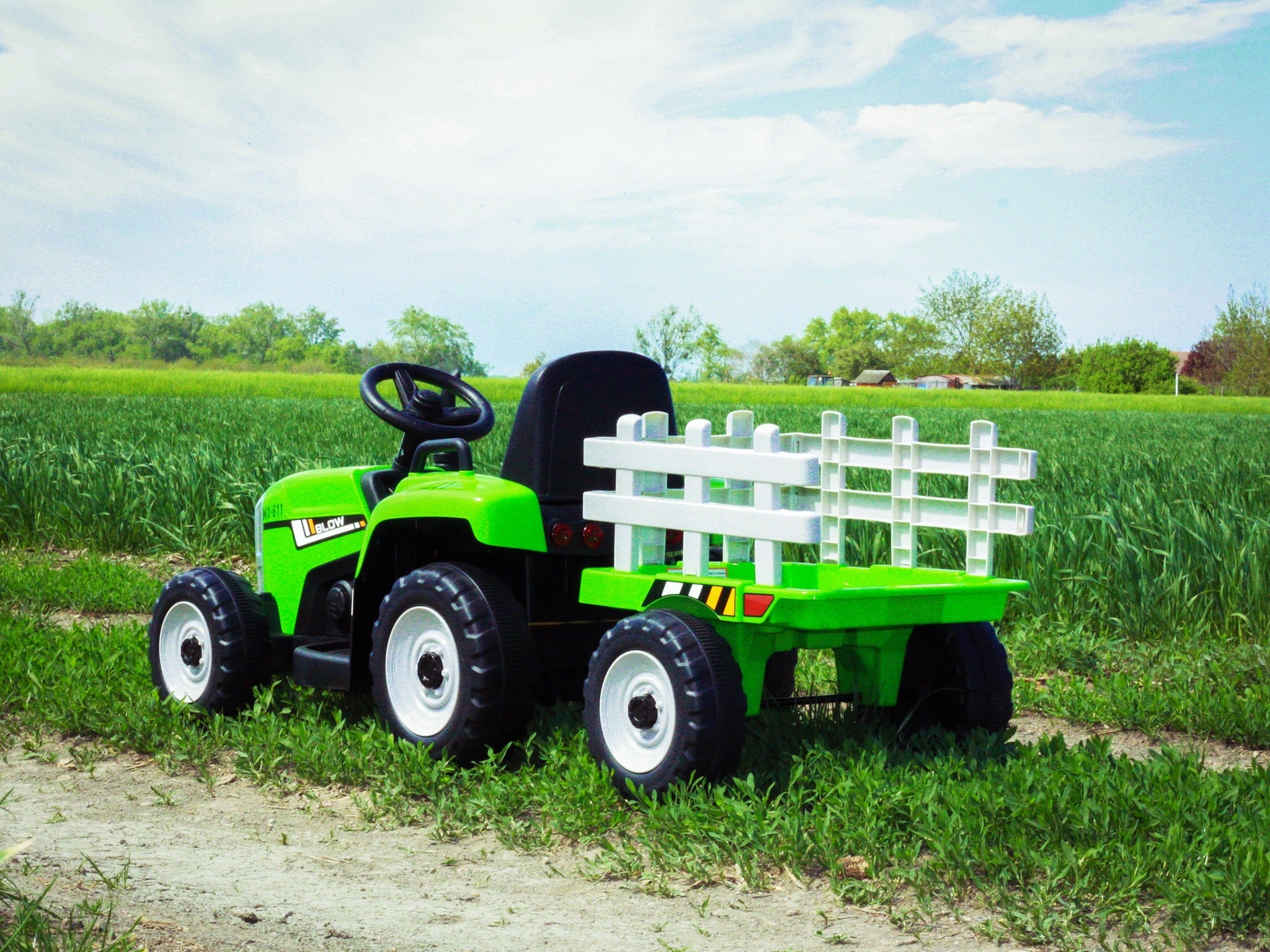 Kinder Elektroauto Traktor WORKERS mit Anhänger, Grün, Hinterradantrieb, 12-V-Batterie, Rädern, breitem Sitz, 2,4-GHz-Fernbedienung, MP3-Player und SD-Eingang, LED-Leuchten
