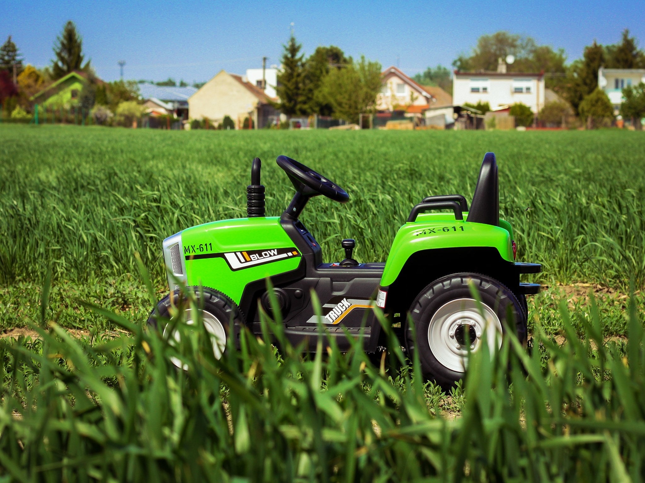 Kinder Elektroauto Traktor WORKERS mit Anhänger, Grün, Hinterradantrieb, 12-V-Batterie, Rädern, breitem Sitz, 2,4-GHz-Fernbedienung, MP3-Player und SD-Eingang, LED-Leuchten