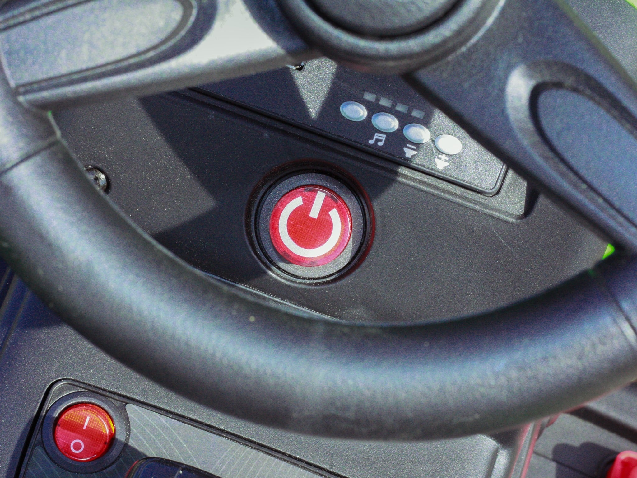 Kinder Elektroauto Traktor WORKERS mit Anhänger, Grün, Hinterradantrieb, 12-V-Batterie, Rädern, breitem Sitz, 2,4-GHz-Fernbedienung, MP3-Player und SD-Eingang, LED-Leuchten