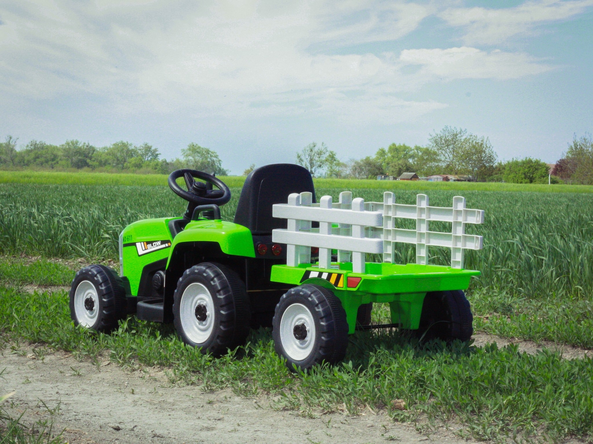 Kinder Elektroauto Traktor WORKERS mit Anhänger, Grün, Hinterradantrieb, 12-V-Batterie, Rädern, breitem Sitz, 2,4-GHz-Fernbedienung, MP3-Player und SD-Eingang, LED-Leuchten