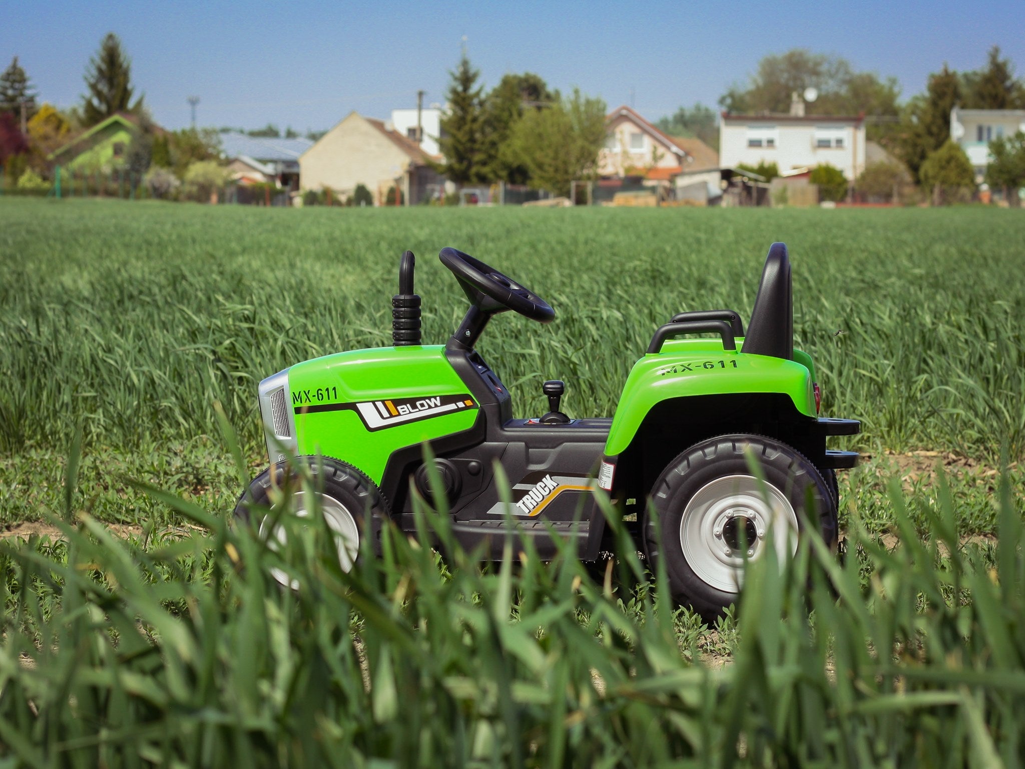 Kinder Elektroauto Traktor WORKERS mit Anhänger, Grün, Hinterradantrieb, 12-V-Batterie, Rädern, breitem Sitz, 2,4-GHz-Fernbedienung, MP3-Player und SD-Eingang, LED-Leuchten
