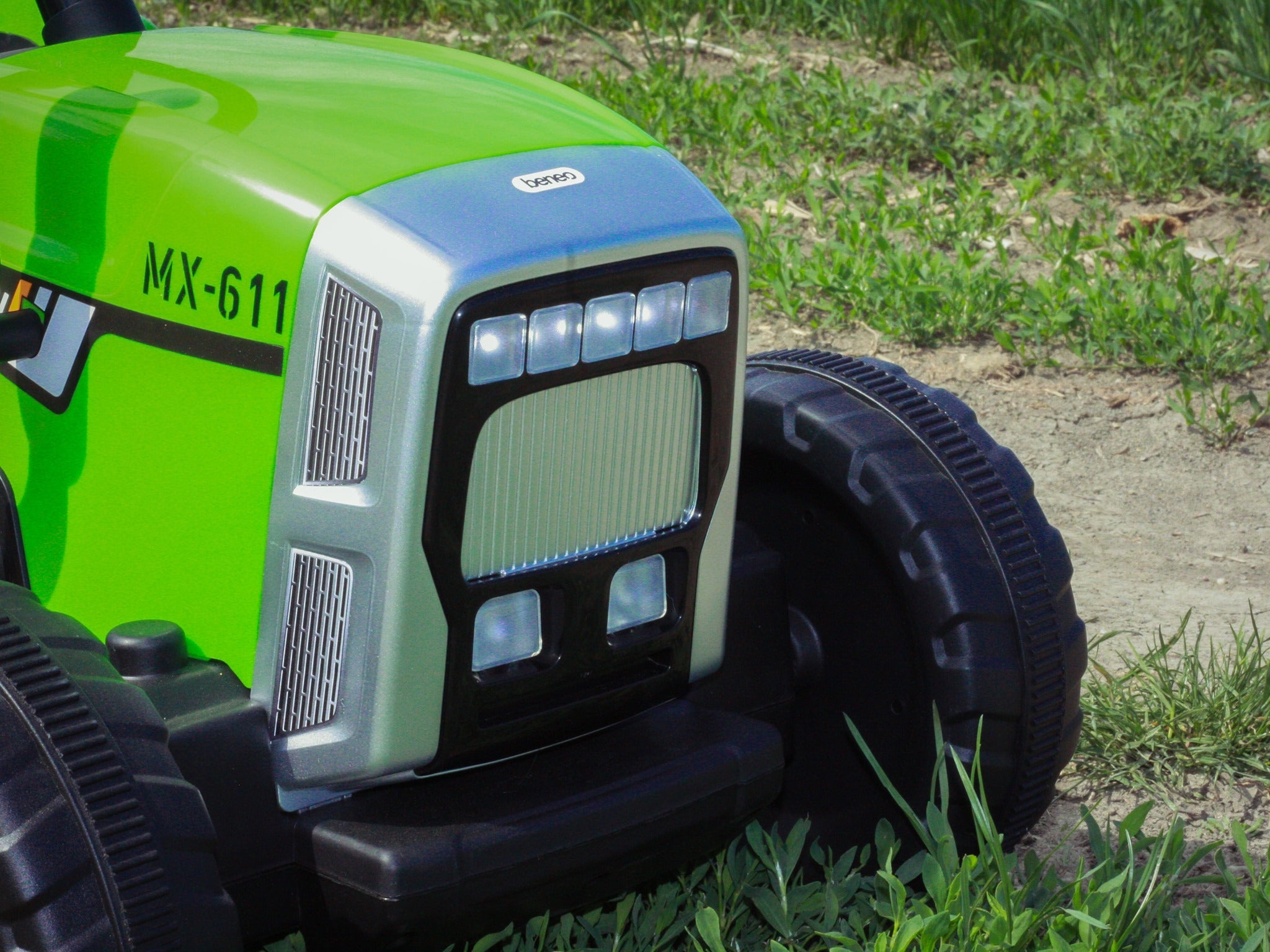 Kinder Elektroauto Traktor WORKERS mit Anhänger, Grün, Hinterradantrieb, 12-V-Batterie, Rädern, breitem Sitz, 2,4-GHz-Fernbedienung, MP3-Player und SD-Eingang, LED-Leuchten
