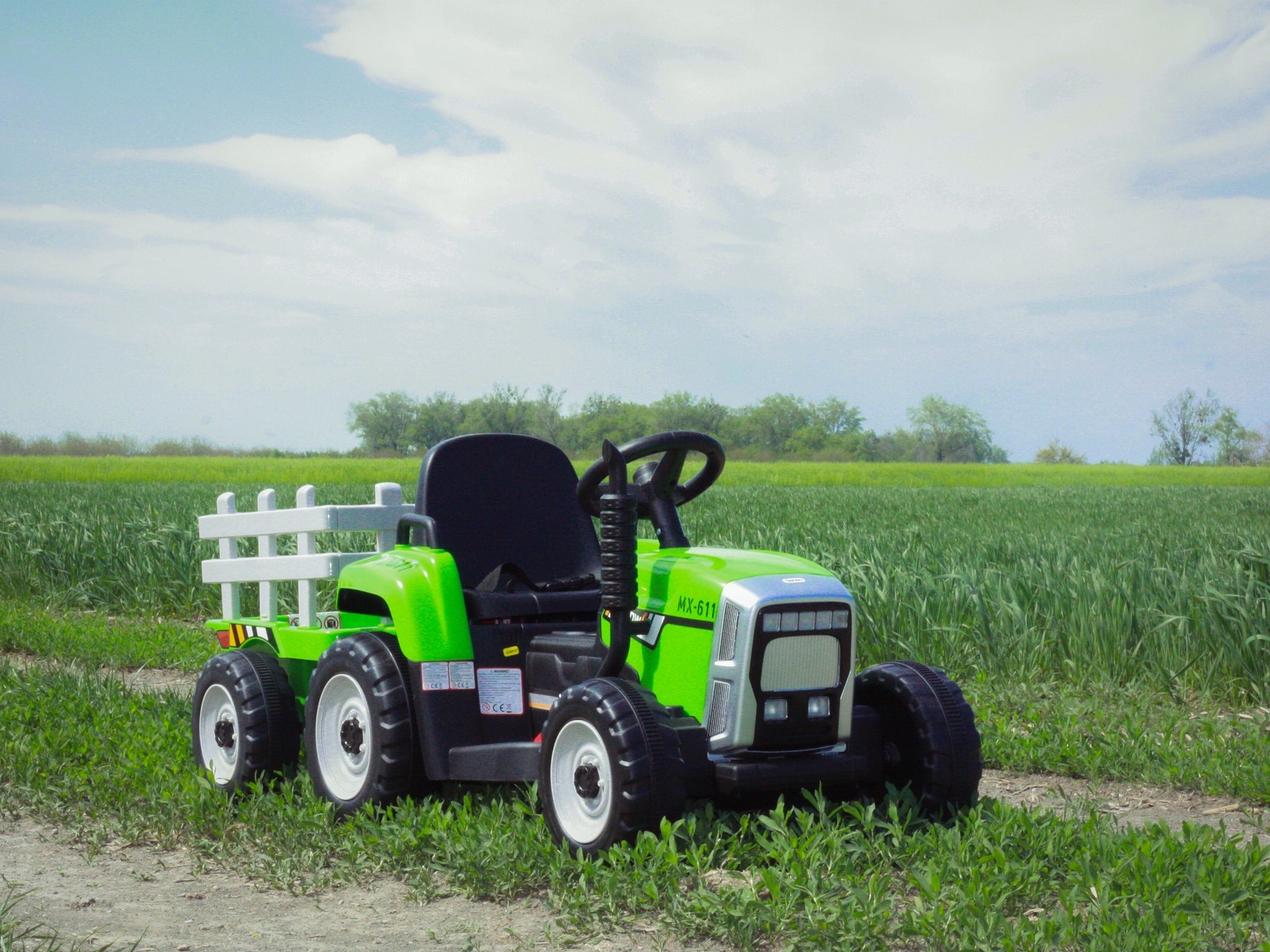 Kinder Elektroauto Traktor WORKERS mit Anhänger, Grün, Hinterradantrieb, 12-V-Batterie, Rädern, breitem Sitz, 2,4-GHz-Fernbedienung, MP3-Player und SD-Eingang, LED-Leuchten