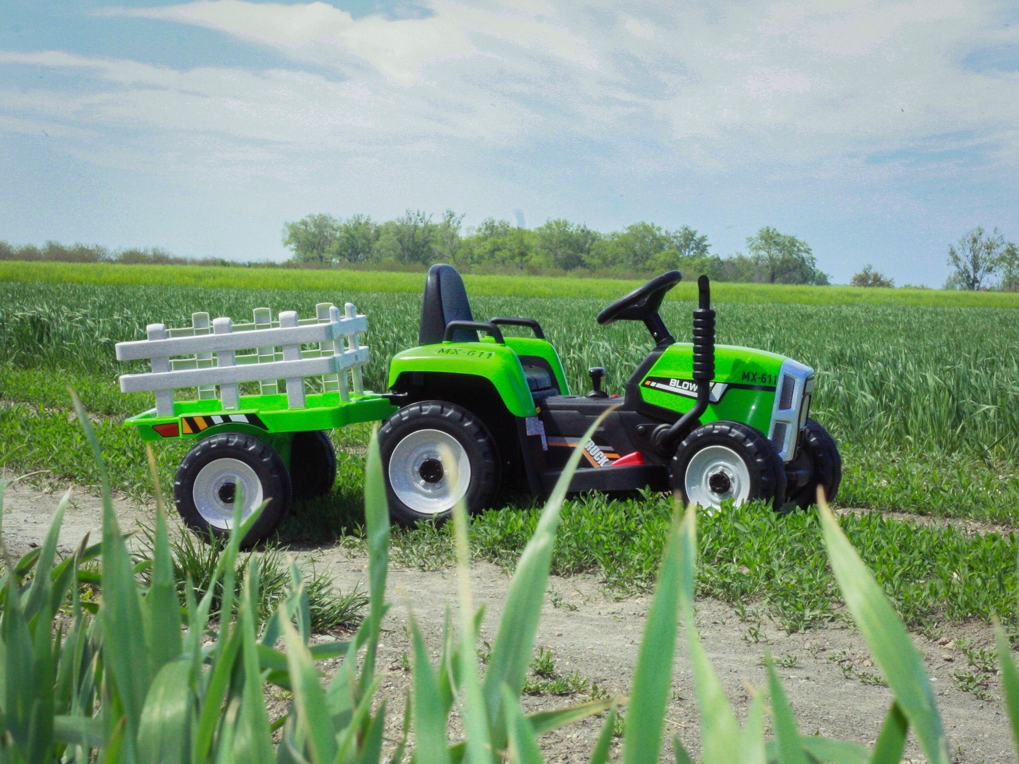 Kinder Elektroauto Traktor WORKERS mit Anhänger, Grün, Hinterradantrieb, 12-V-Batterie, Rädern, breitem Sitz, 2,4-GHz-Fernbedienung, MP3-Player und SD-Eingang, LED-Leuchten