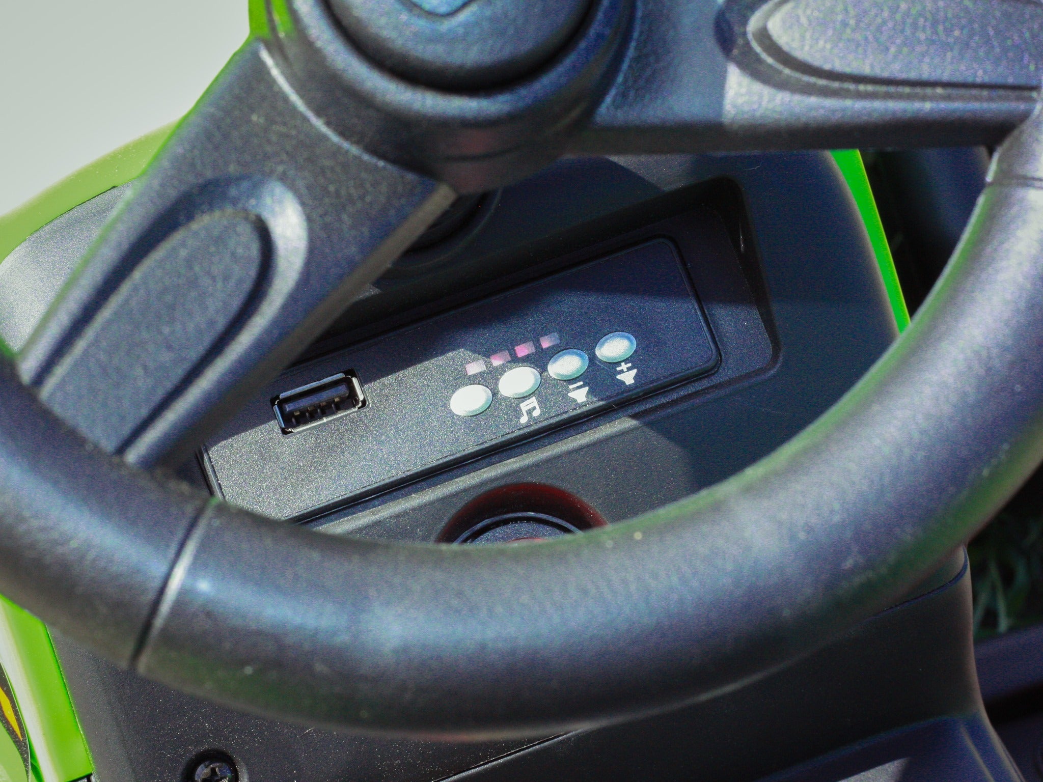 Kinder Elektroauto Traktor WORKERS mit Anhänger, Grün, Hinterradantrieb, 12-V-Batterie, Rädern, breitem Sitz, 2,4-GHz-Fernbedienung, MP3-Player und SD-Eingang, LED-Leuchten