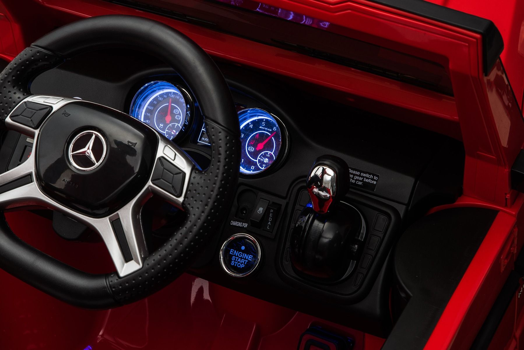 Elektro-Spielzeugauto Mercedes-Benz G63 6X6, LCD-Bildschirm, Bodenleuchten, 2,4 GHz, 12V/14AH, Abnehmbare Batterie, 4 X MOTOR, Fernbedienung, Doppelsofa, EVA Räder, Servomotor, Zwei Pedale, Rot Lackiert, Einsitzer