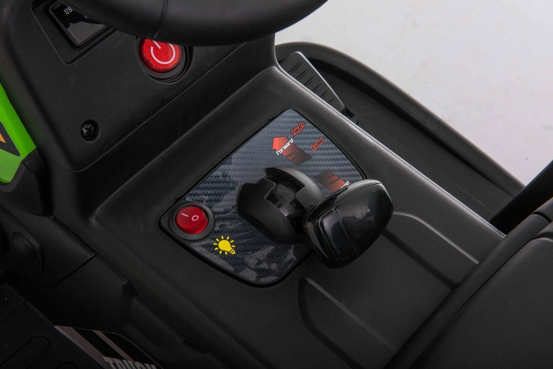 Kinder Elektroauto Traktor WORKERS mit Anhänger, Grün, Hinterradantrieb, 12-V-Batterie, Rädern, breitem Sitz, 2,4-GHz-Fernbedienung, MP3-Player und SD-Eingang, LED-Leuchten