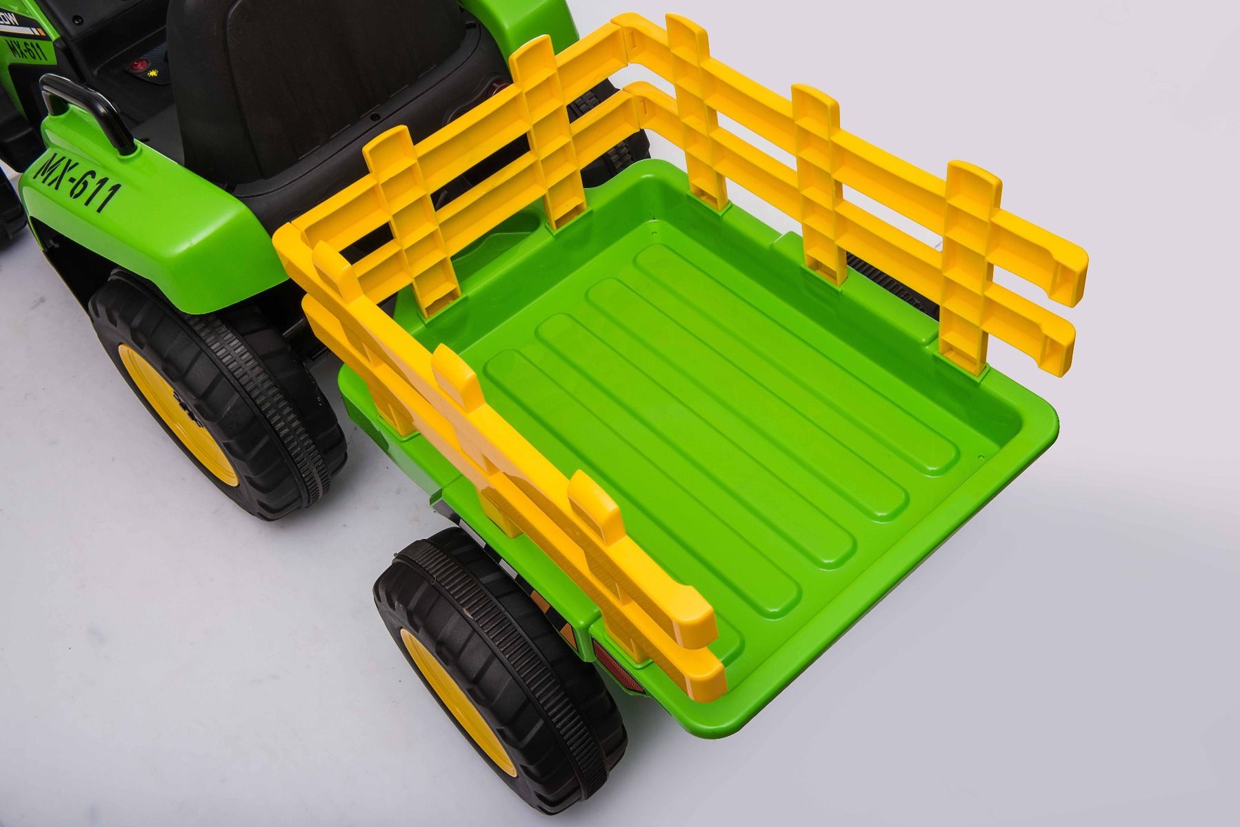 Kinder Elektroauto Traktor WORKERS mit Anhänger, Grün, Hinterradantrieb, 12-V-Batterie, Rädern, breitem Sitz, 2,4-GHz-Fernbedienung, MP3-Player und SD-Eingang, LED-Leuchten