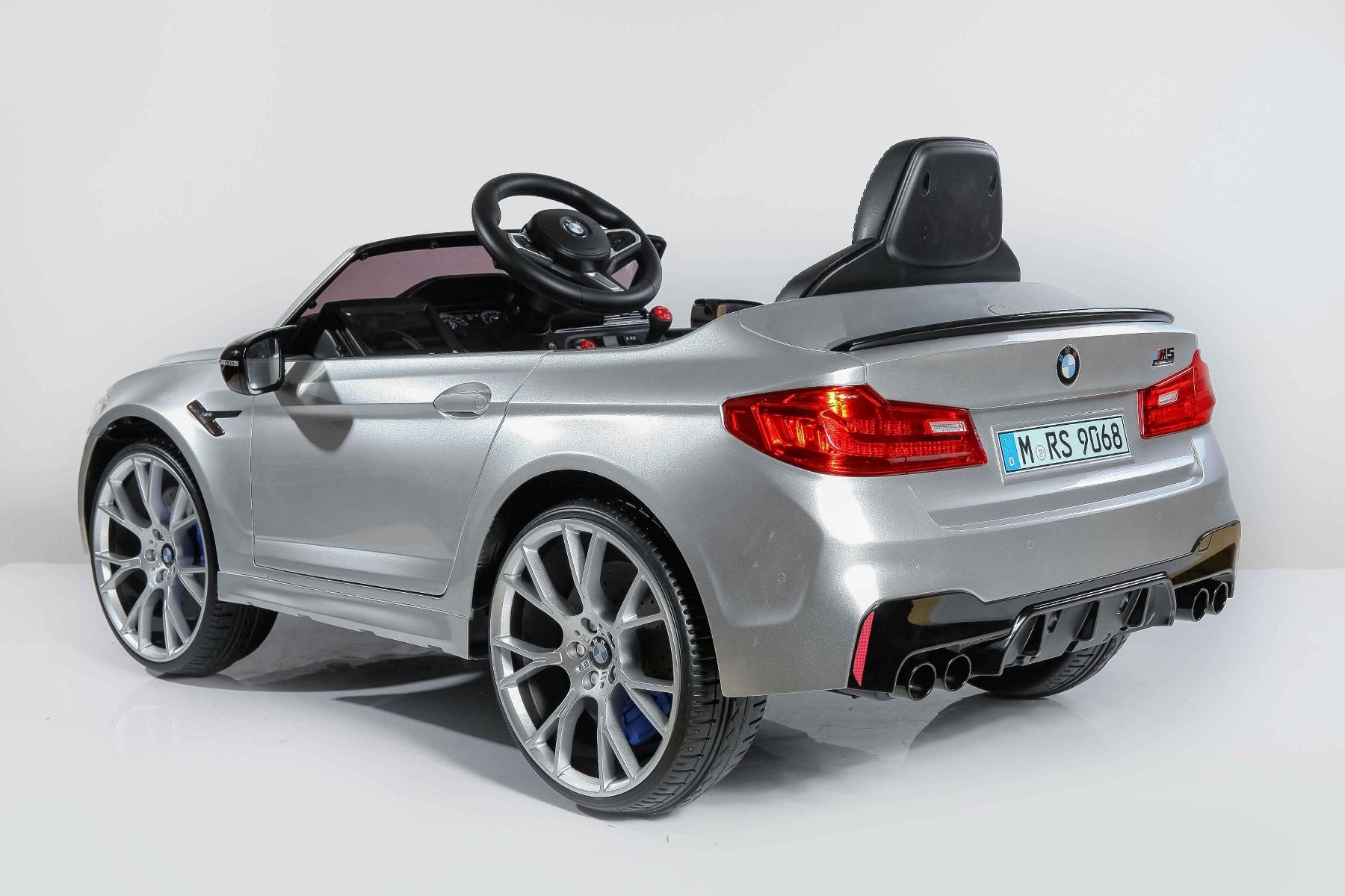 Kinder-Elektroauto BMW M5, metallisch lackiert, Originallizenz, 24V Batterie, mit öffnenden Türen, 2,4-GHz-Fernbedienung, weiche EVA-Räder, LED-Leuchten, Sanftanlauf, MP3-Player mit USB-Eingang