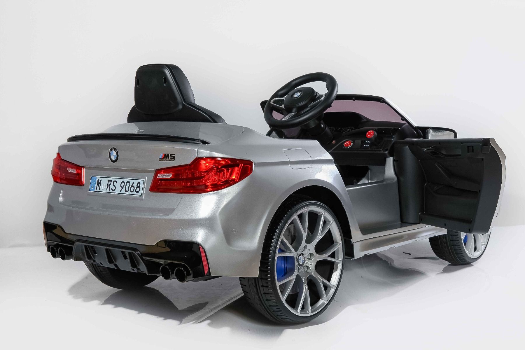 Kinder-Elektroauto BMW M5, metallisch lackiert, Originallizenz, 24V Batterie, mit öffnenden Türen, 2,4-GHz-Fernbedienung, weiche EVA-Räder, LED-Leuchten, Sanftanlauf, MP3-Player mit USB-Eingang