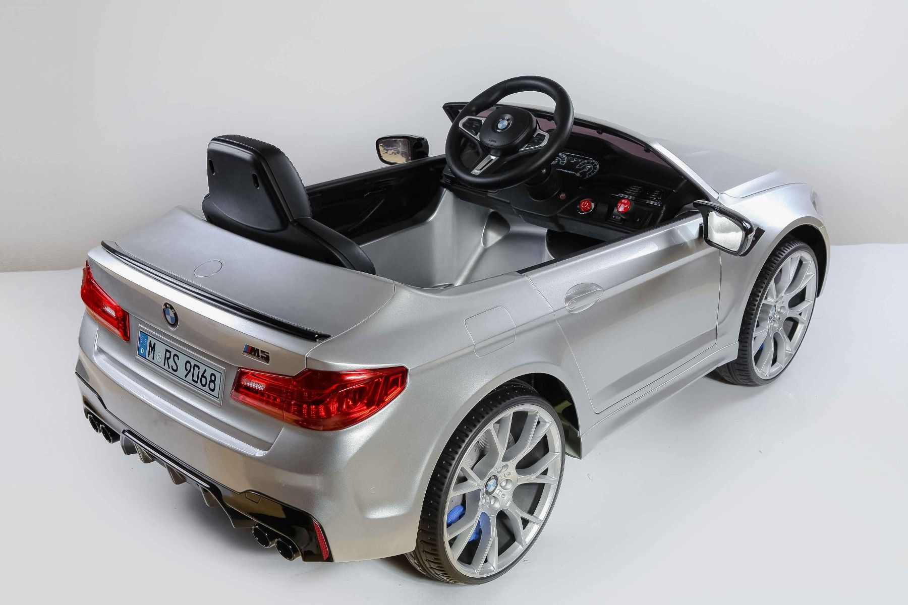 Kinder-Elektroauto BMW M5, metallisch lackiert, Originallizenz, 24V Batterie, mit öffnenden Türen, 2,4-GHz-Fernbedienung, weiche EVA-Räder, LED-Leuchten, Sanftanlauf, MP3-Player mit USB-Eingang
