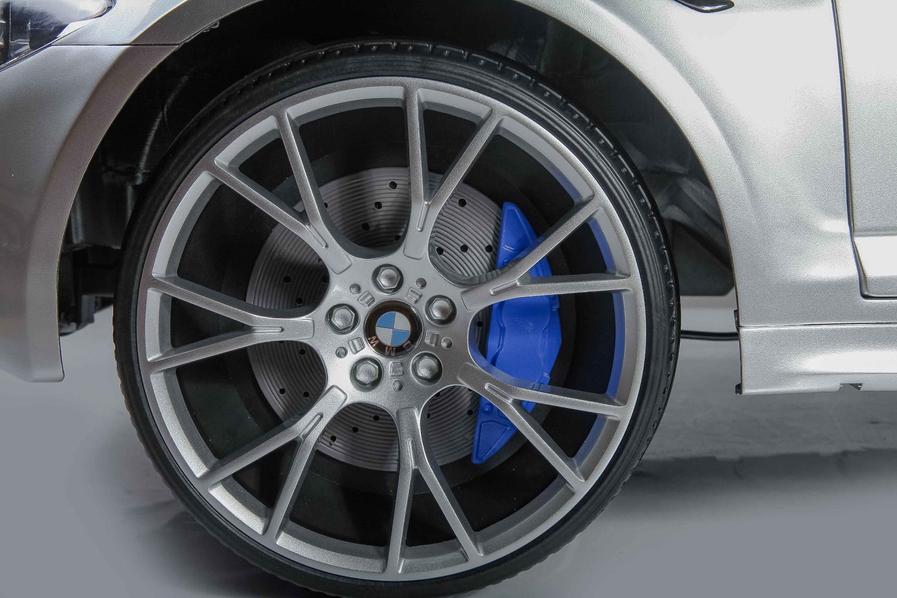 Kinder-Elektroauto BMW M5, metallisch lackiert, Originallizenz, 24V Batterie, mit öffnenden Türen, 2,4-GHz-Fernbedienung, weiche EVA-Räder, LED-Leuchten, Sanftanlauf, MP3-Player mit USB-Eingang