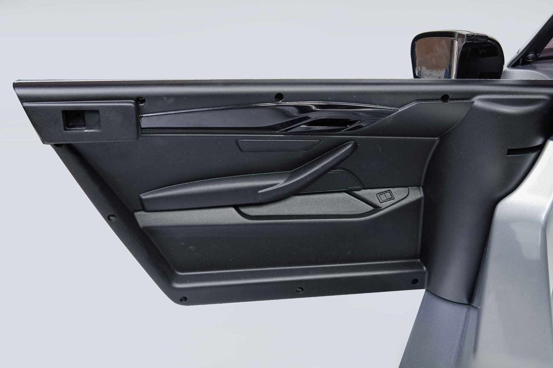 Kinder-Elektroauto BMW M5, metallisch lackiert, Originallizenz, 24V Batterie, mit öffnenden Türen, 2,4-GHz-Fernbedienung, weiche EVA-Räder, LED-Leuchten, Sanftanlauf, MP3-Player mit USB-Eingang