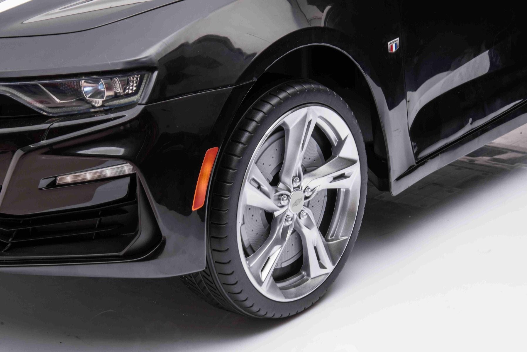 Kinder-Elektroauto Chevrolet Camaro, schwarz, Originallizenz, 12V Batterie, öffnende Türen, Sitzfläche aus Kunstleder, 2x 35W Motor, LED-Leuchten, 2,4-GHz Fernbedienung, Weiche EVA-Räder, Sanftanlauf