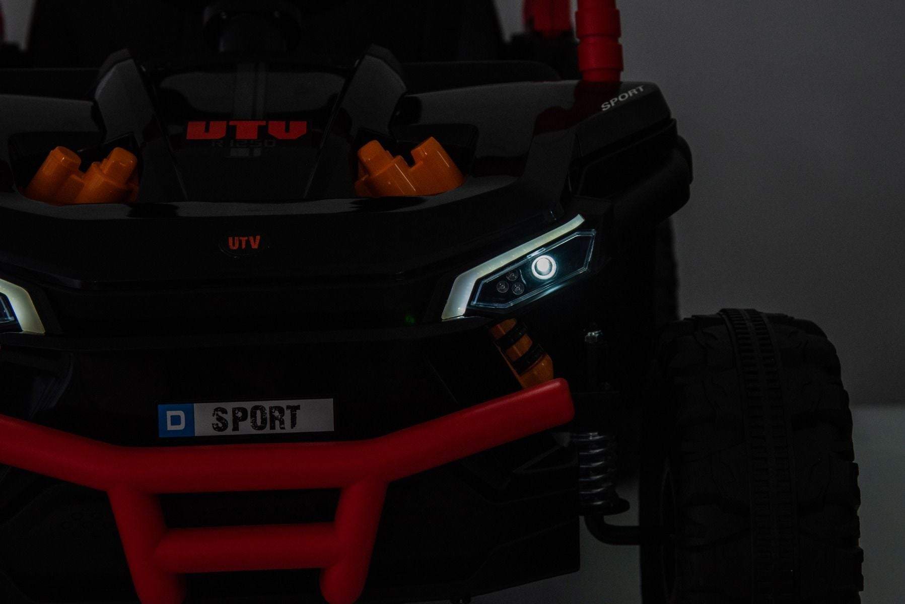 Elektrisches Aufsitzauto UTV Small 12V, schwarz, Hinterradantrieb, 12V Batterie, Kunststoffräder, Breiter Doppelsitz für nur ein Kind, 2,4 GHz Fernbedienung, MP3-Player mit USB/SD-Eingang, LED-Leuchten