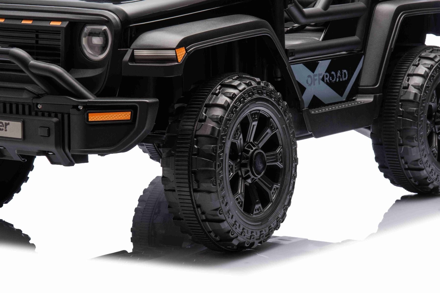 Elektroauto für Kinder OFFROAD NEW mit Hinterradantrieb, schwarz, Lithium-Batterie, hohes Fahrgestell, breiter Sitz, Hinterradfederung, 2,4-GHz-Fernbedienung, LED-Leuchten
