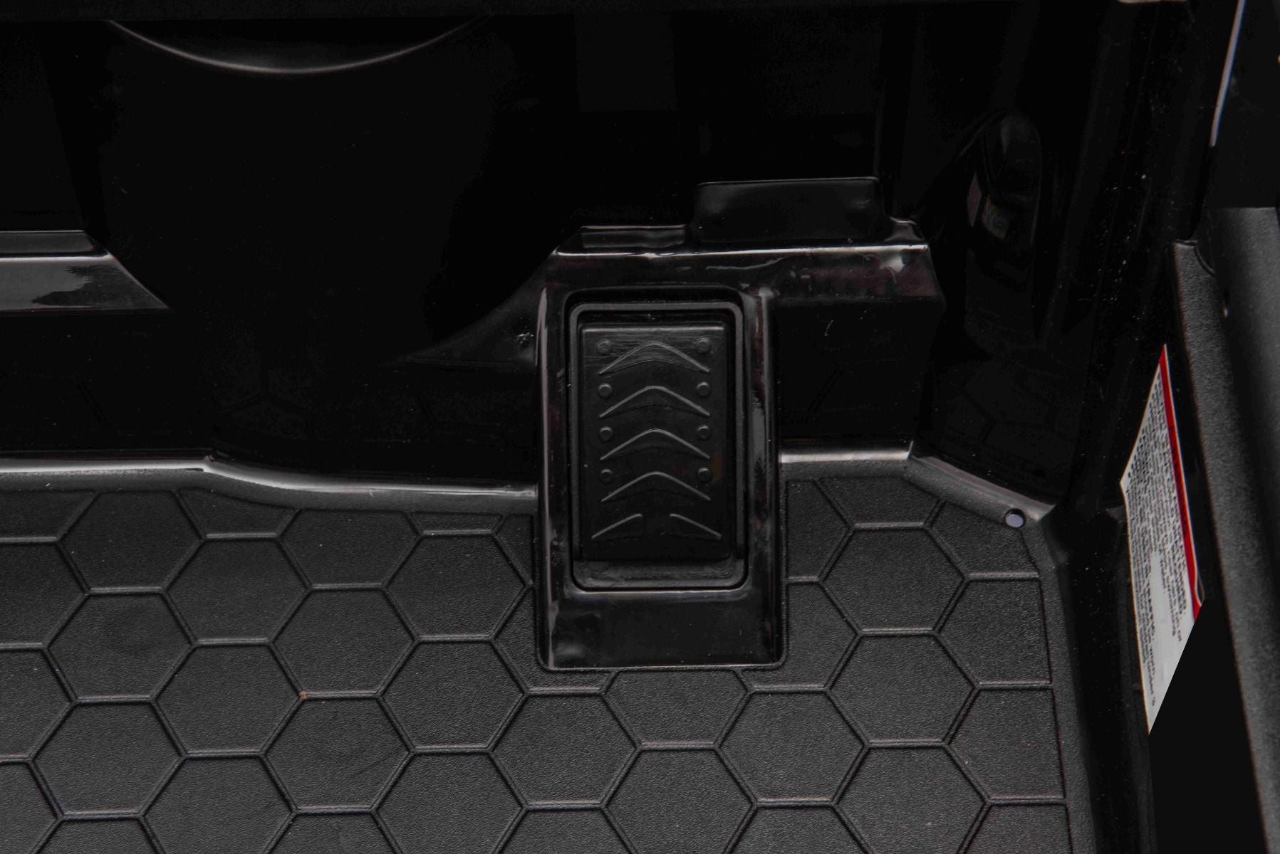 Elektroauto für Kinder OFFROAD NEW mit Hinterradantrieb, schwarz, Lithium-Batterie, hohes Fahrgestell, breiter Sitz, Hinterradfederung, 2,4-GHz-Fernbedienung, LED-Leuchten