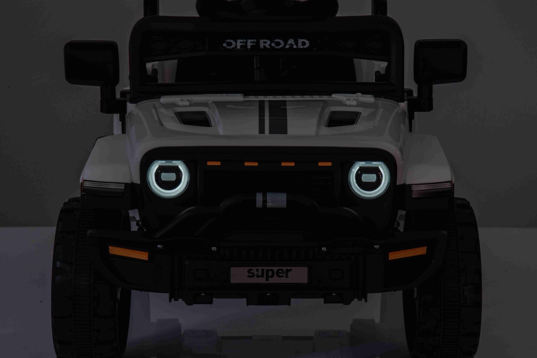 Elektroauto für Kinder OFFROAD NEW mit Hinterradantrieb, weiß, Lithium-Batterie, hohes Fahrgestell, breiter Sitz, Hinterradfederung, 2,4-GHz-Fernbedienung, LED-Leuchten