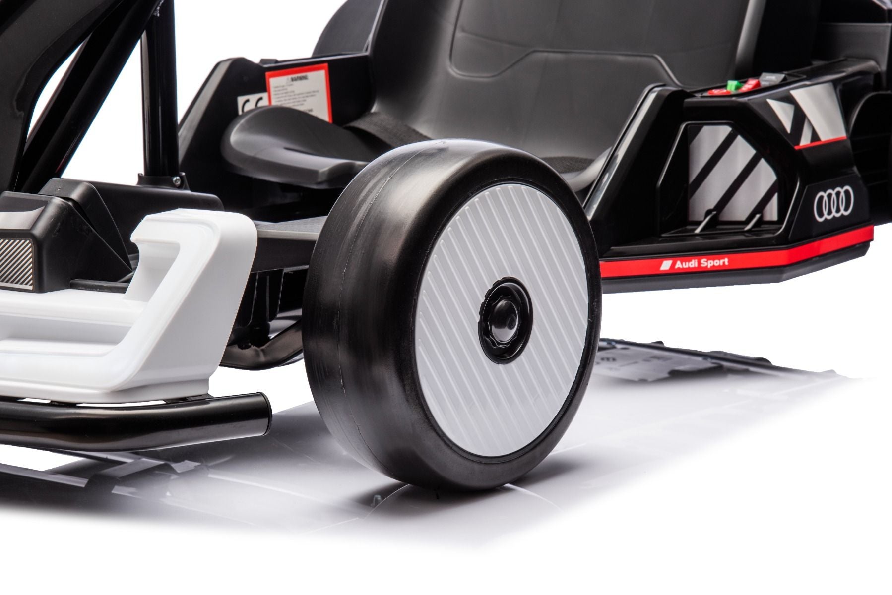 Lizenziertes Aufsitz-Driftkart AUDI 24 V, weiß, LED-Beleuchtung, 2 x 150 W Motor, Driftmodus mit einer Geschwindigkeit von 12 km/h, 24 V Batterie, solide Stahlkonstruktion, verstellbarer Sitz, MP3-Player