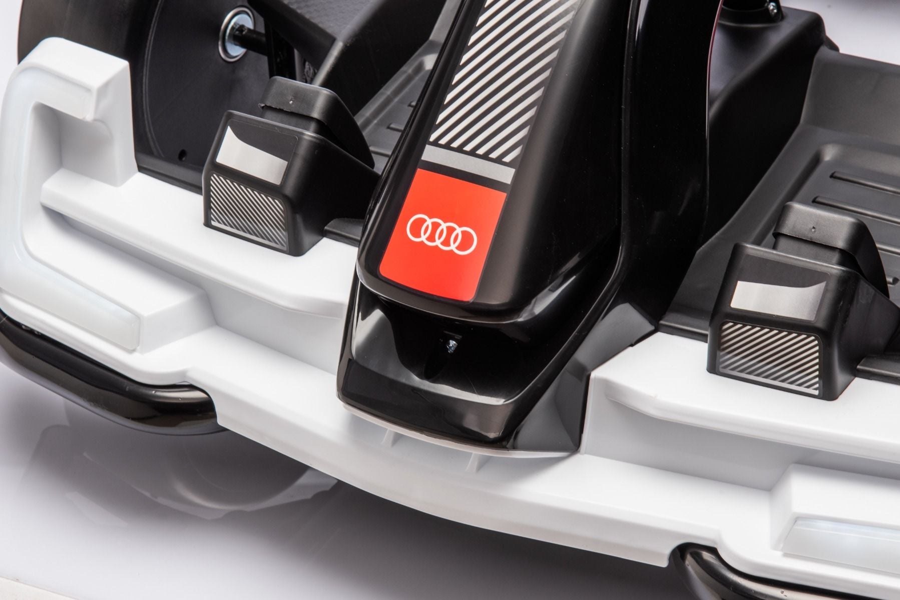 Lizenziertes Aufsitz-Driftkart AUDI 24 V, weiß, LED-Beleuchtung, 2 x 150 W Motor, Driftmodus mit einer Geschwindigkeit von 12 km/h, 24 V Batterie, solide Stahlkonstruktion, verstellbarer Sitz, MP3-Player