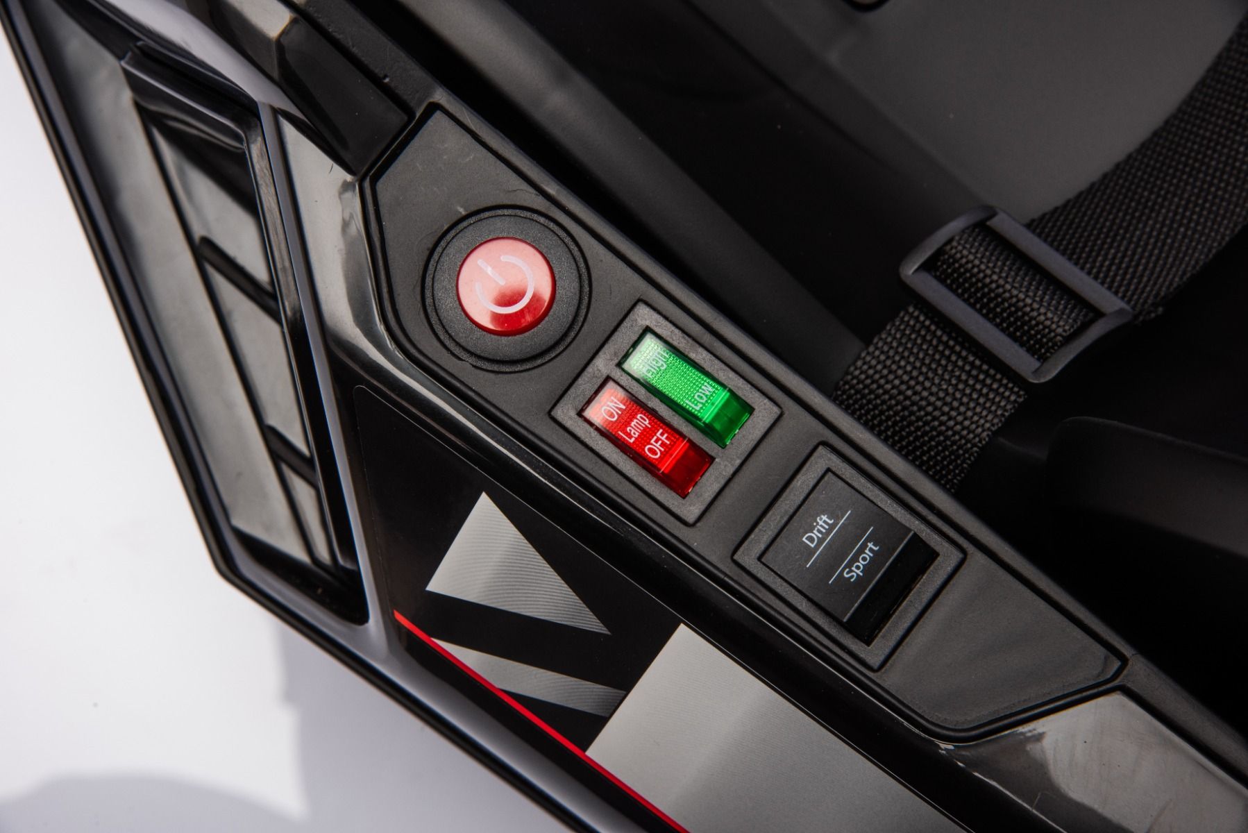 Lizenziertes Aufsitz-Driftkart AUDI 24 V, weiß, LED-Beleuchtung, 2 x 150 W Motor, Driftmodus mit einer Geschwindigkeit von 12 km/h, 24 V Batterie, solide Stahlkonstruktion, verstellbarer Sitz, MP3-Player