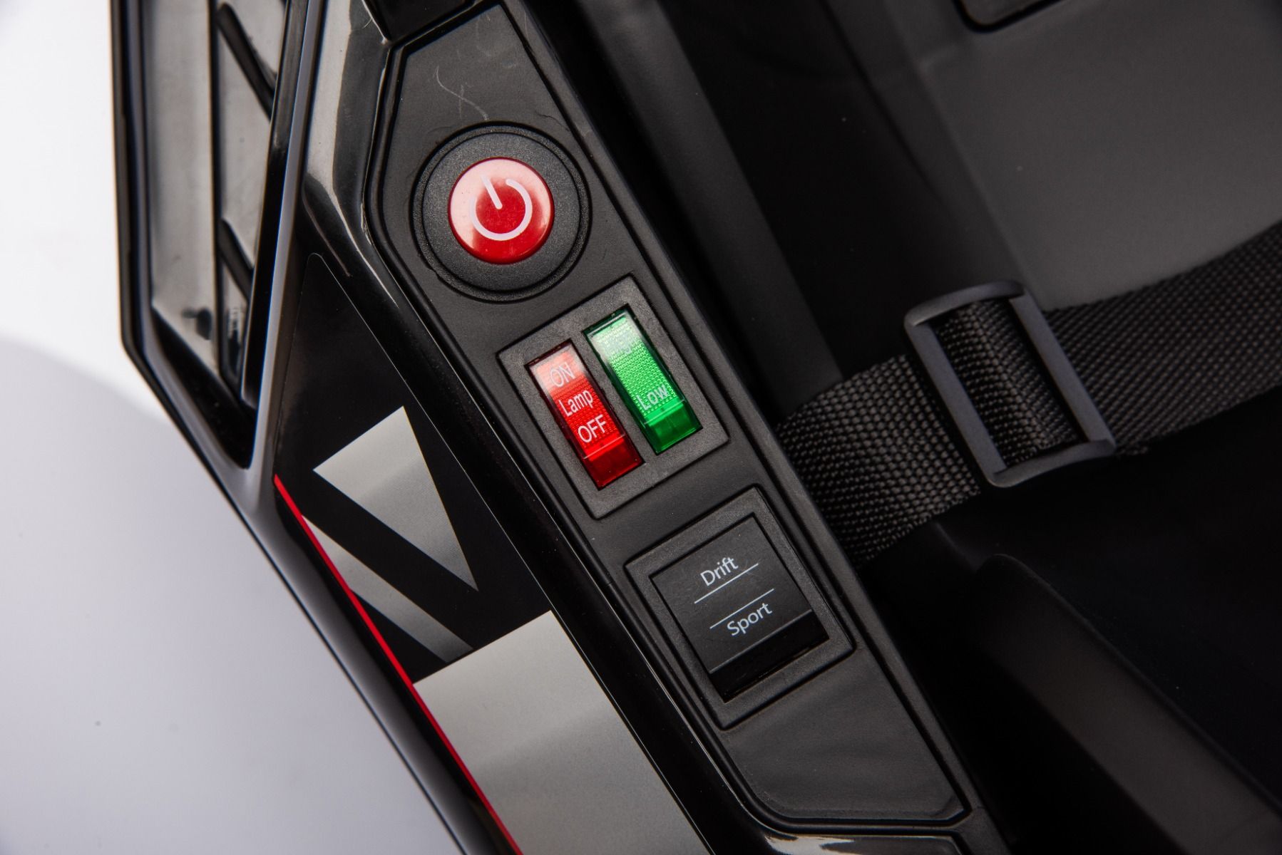 Lizenziertes Aufsitz-Driftkart AUDI 24 V, weiß, LED-Beleuchtung, 2 x 150 W Motor, Driftmodus mit einer Geschwindigkeit von 12 km/h, 24 V Batterie, solide Stahlkonstruktion, verstellbarer Sitz, MP3-Player