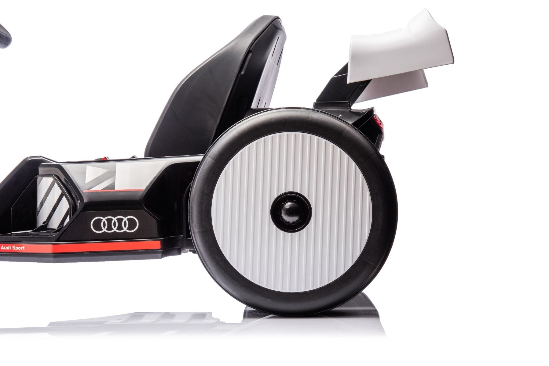 Lizenziertes Aufsitz-Driftkart AUDI 24 V, weiß, LED-Beleuchtung, 2 x 150 W Motor, Driftmodus mit einer Geschwindigkeit von 12 km/h, 24 V Batterie, solide Stahlkonstruktion, verstellbarer Sitz, MP3-Player