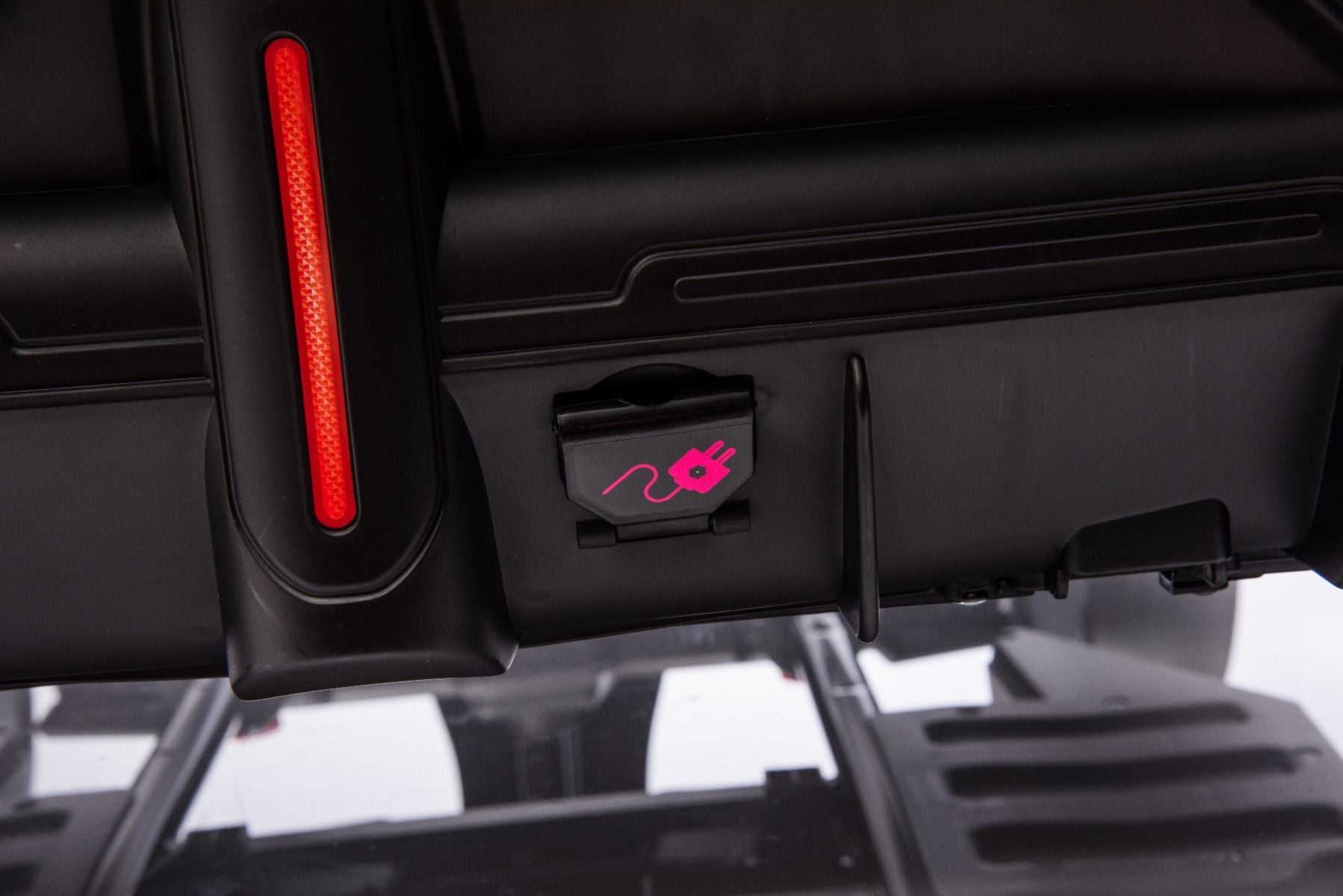 Lizenziertes Aufsitz-Driftkart AUDI 24 V, weiß, LED-Beleuchtung, 2 x 150 W Motor, Driftmodus mit einer Geschwindigkeit von 12 km/h, 24 V Batterie, solide Stahlkonstruktion, verstellbarer Sitz, MP3-Player