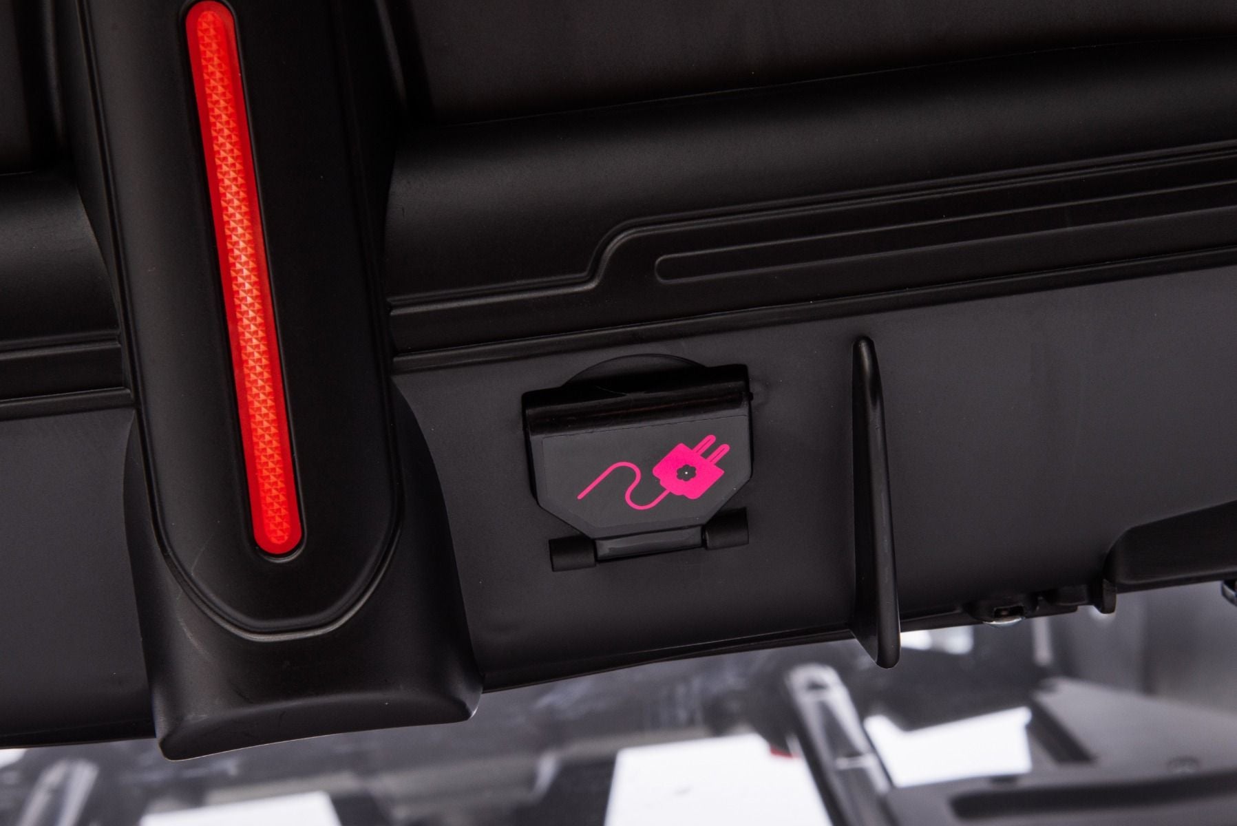 Lizenziertes Aufsitz-Driftkart AUDI 24 V, schwarz, LED-Beleuchtung, 2 x 150 W Motor, Driftmodus mit einer Geschwindigkeit von 12 km/h, 24 V Batterie, solide Stahlkonstruktion, verstellbarer Sitz, MP3-Player