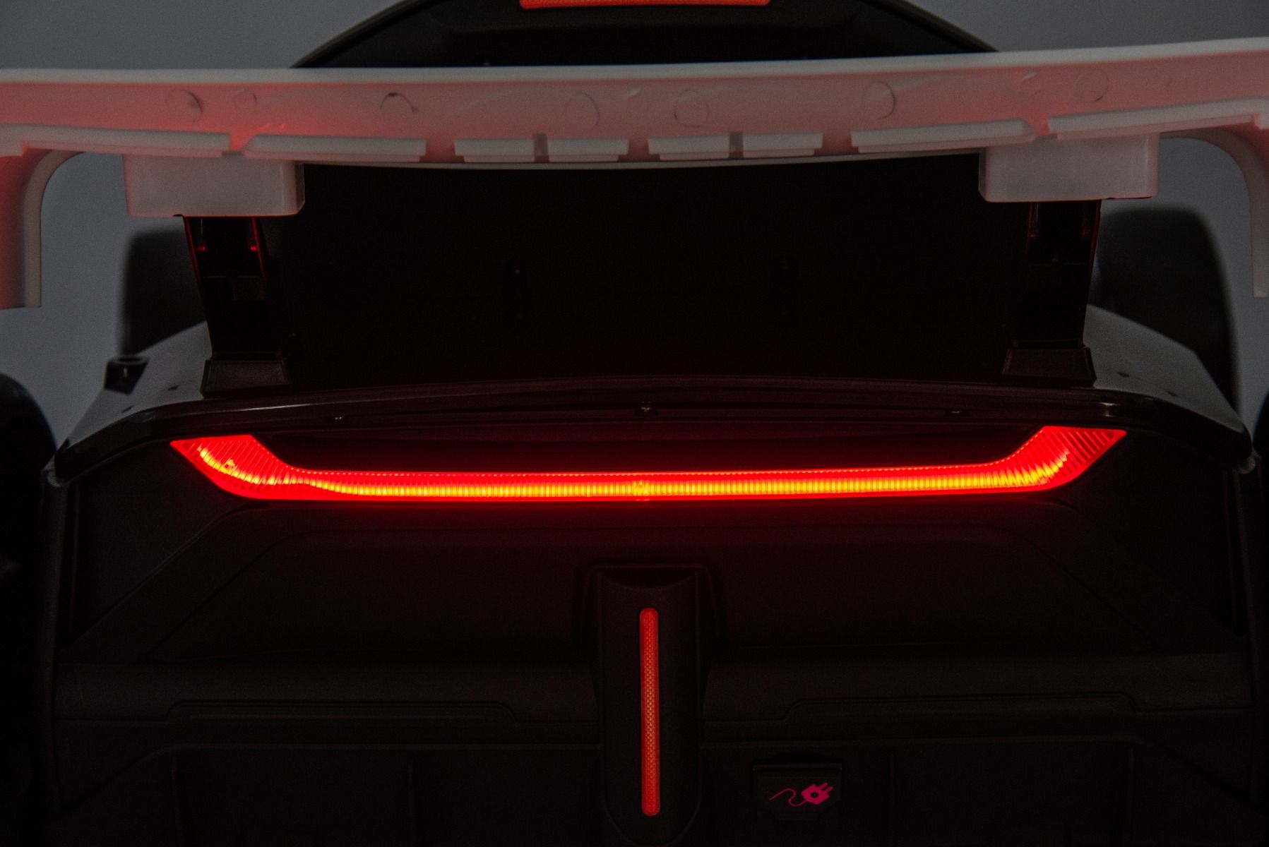 Lizenziertes Aufsitz-Driftkart AUDI 24 V, schwarz, LED-Beleuchtung, 2 x 150 W Motor, Driftmodus mit einer Geschwindigkeit von 12 km/h, 24 V Batterie, solide Stahlkonstruktion, verstellbarer Sitz, MP3-Player