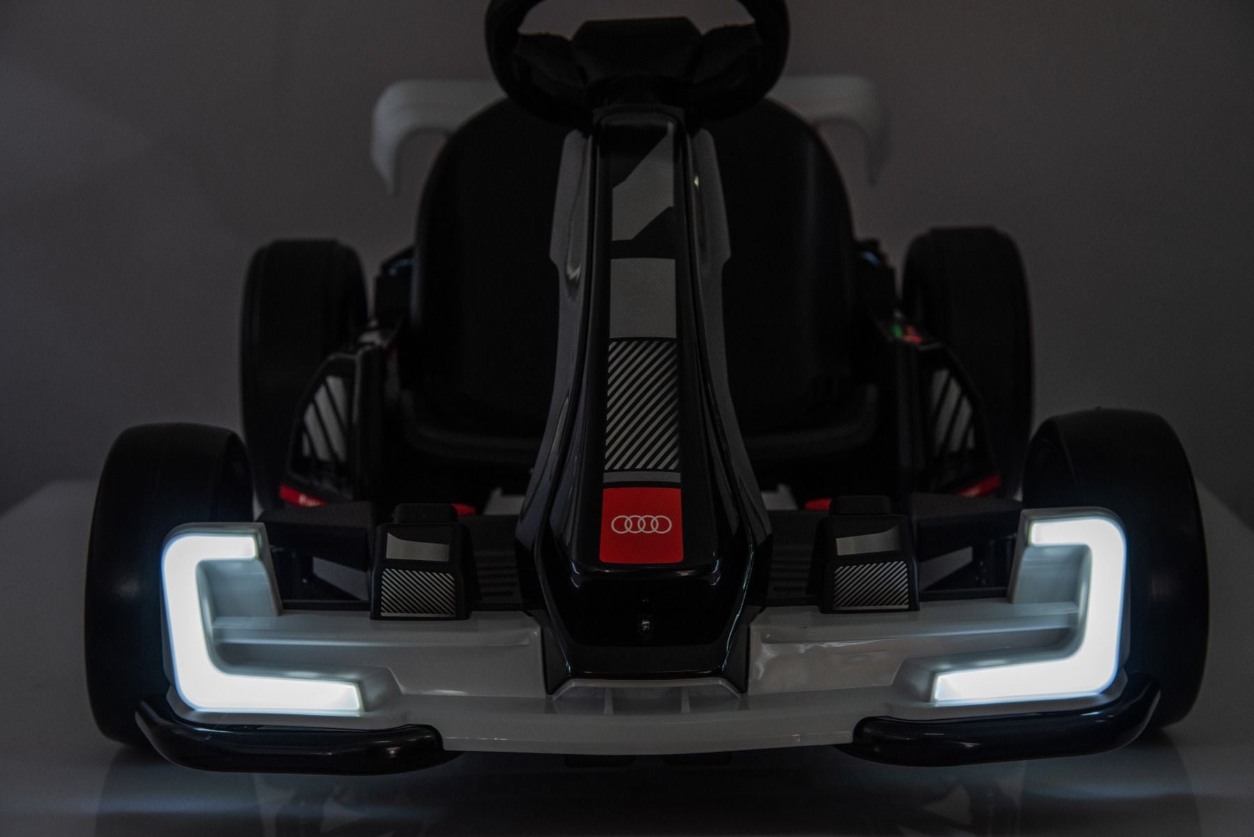 Lizenziertes Aufsitz-Driftkart AUDI 24 V, schwarz, LED-Beleuchtung, 2 x 150 W Motor, Driftmodus mit einer Geschwindigkeit von 12 km/h, 24 V Batterie, solide Stahlkonstruktion, verstellbarer Sitz, MP3-Player