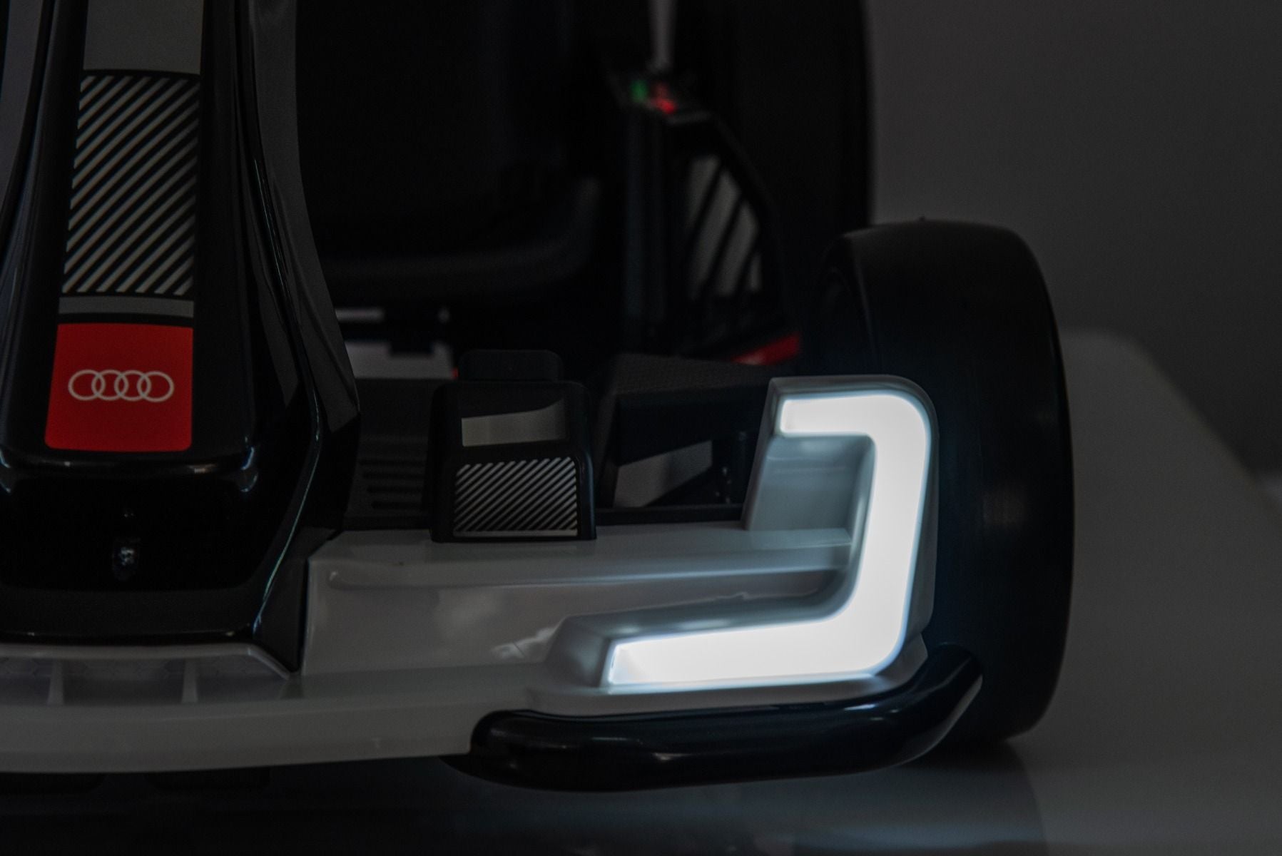 Lizenziertes Aufsitz-Driftkart AUDI 24 V, schwarz, LED-Beleuchtung, 2 x 150 W Motor, Driftmodus mit einer Geschwindigkeit von 12 km/h, 24 V Batterie, solide Stahlkonstruktion, verstellbarer Sitz, MP3-Player