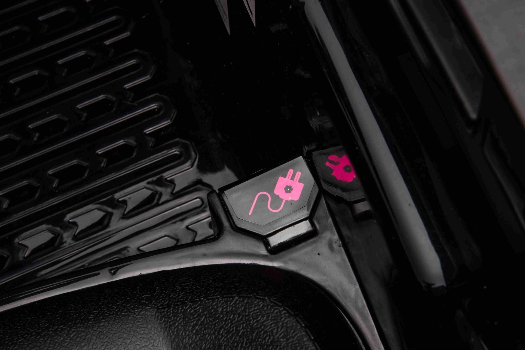 Elektro-Rutschauto Audi Q7 schwarz, Einsitzer, Einzelradaufhängung, 12-V-Batterie, Fernbedienung, 2 x 35-W-Motor, LED-Leuchten, MP3-Player mit USB/AUX-Eingang, lizenziert