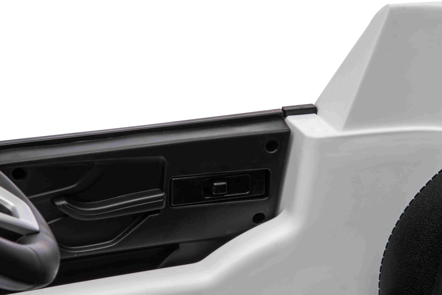 Elektro-Rutschauto Audi Q7 Weiß, Einsitzer, Einzelradaufhängung, 12-V-Batterie, Fernbedienung, 2 x 35-W-Motor, LED-Leuchten, MP3-Player mit USB/AUX-Eingang, lizenziert