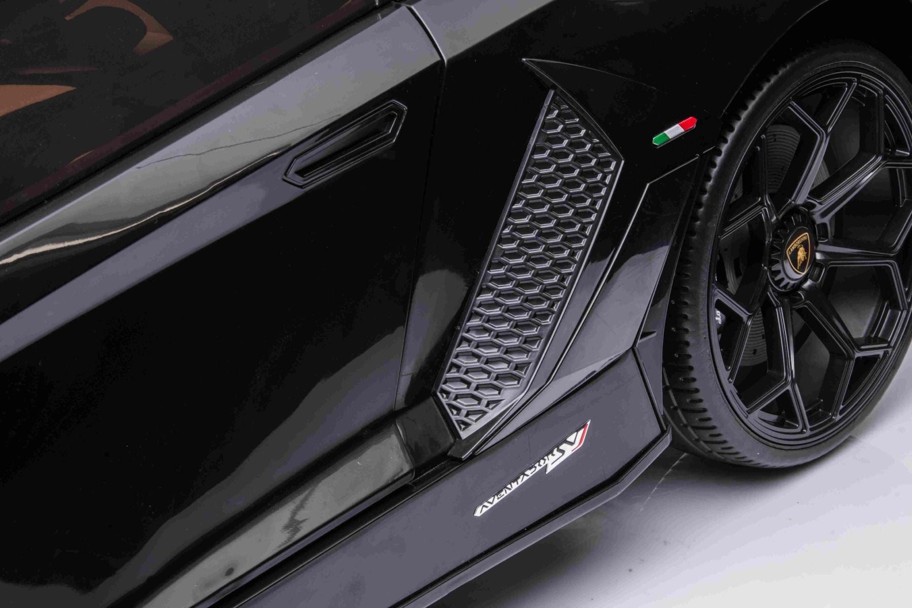 Elektroauto für Kinder Lamborghini Aventador 12V für zwei Benutzer, schwarz, vertikal öffnende Türen, 2 x 12V Motor, 12V Batterie, 2,4 GHz Fernbedienung, weiche EVA-Räder, Federung, Sanftanlauf, MP3-Player mit USB, Original lizenziert