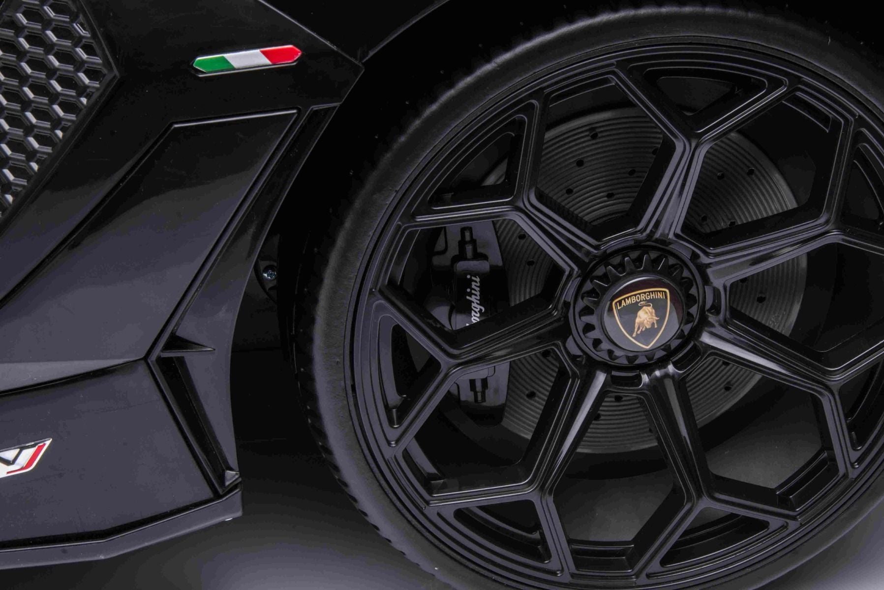 Elektroauto für Kinder Lamborghini Aventador 12V für zwei Benutzer, weiss, vertikal öffnende Türen, 2 x 12V Motor, 12V Batterie, 2,4 GHz Fernbedienung, weiche EVA-Räder, Federung, Sanftanlauf, MP3-Player mit USB, Original lizenziert