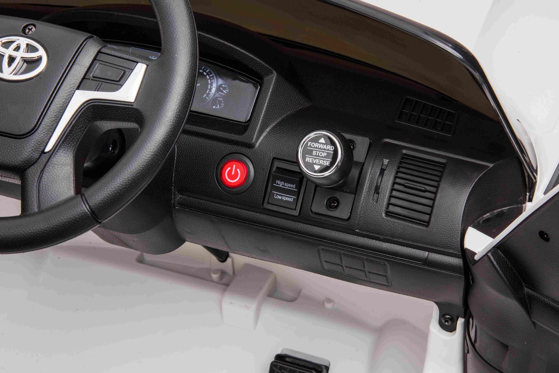 Kinder-Elektroauto Toyota Landcruiser 12V, WEISS, Kunstledersitz, 12V/7AH-Akku, Öffnende Türen, 2 x 35W-Motor, 2.4GHz-Fernbedienung, weiche EVA-Räder, Federung, Sanftanlauf, MP3-Player mit USB-/AUX-Eingang, lizenziert