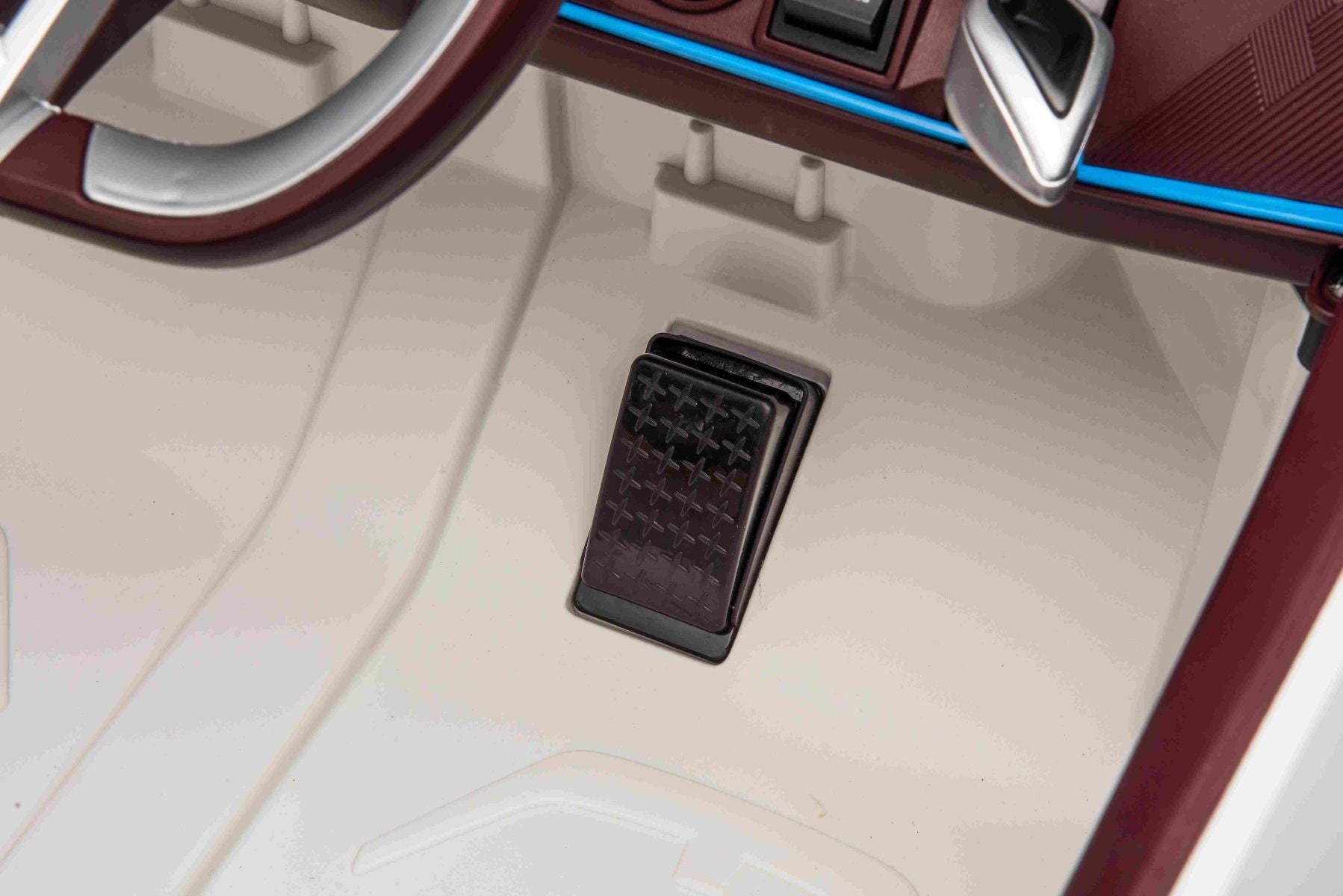 Elektro-Rutschauto BMW i4, Weiß, 2,4-GHz-Fernbedienung, USB / AUX / Bluetooth, Hinterradaufhängung, 12-V-Batterie, LED-Leuchten, 2 x 25-W-Motor, ORIGINAL-Lizenz