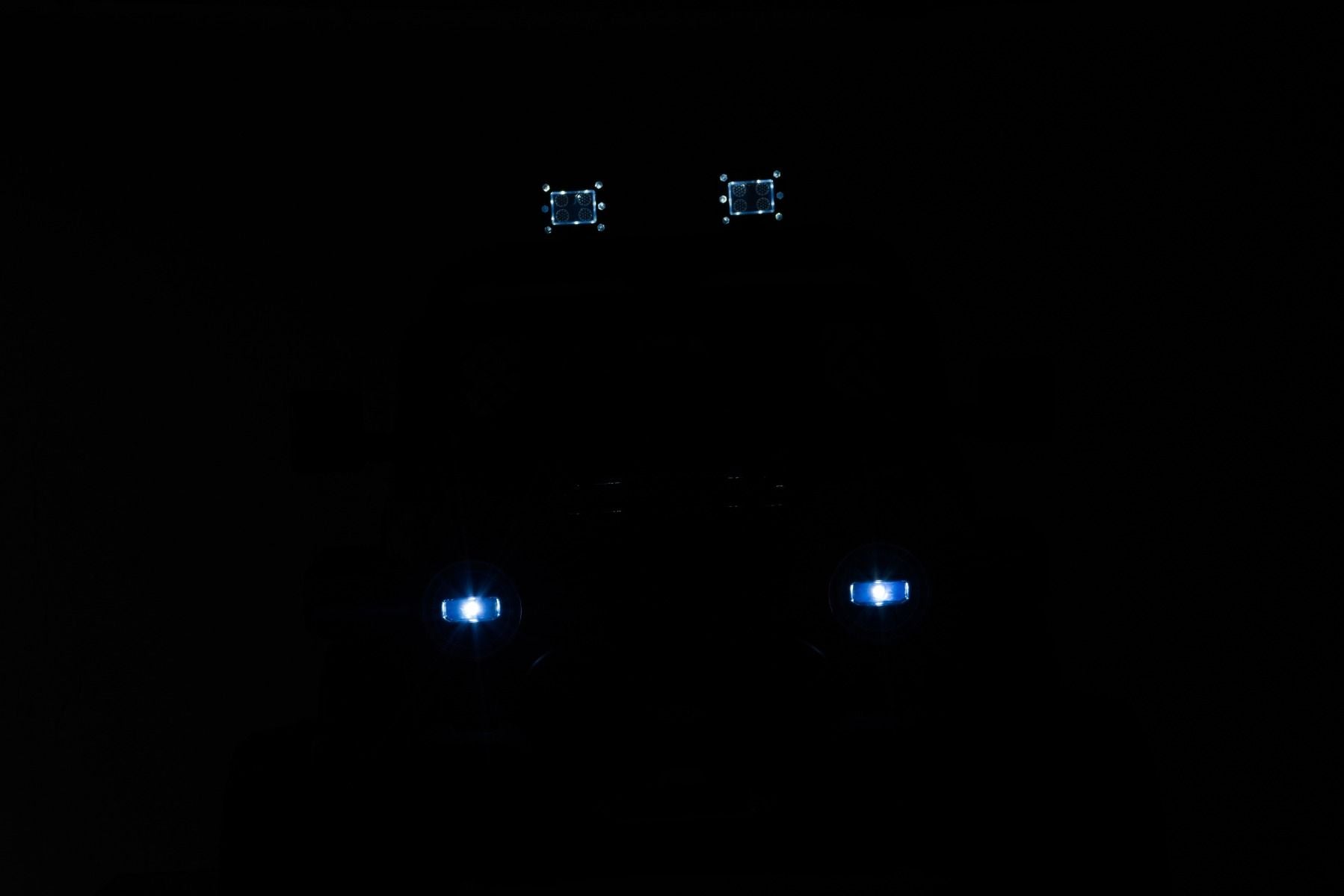 All Ride Elektroauto mit Hinterradantrieb, rot, 12 V Akku, hohes Fahrwerk, breite Sitzbank, Federung an der Hinterachse, 2,4 GHz Fernsteuerung, MP3-Player mit USB, LED-Leuchten, rot