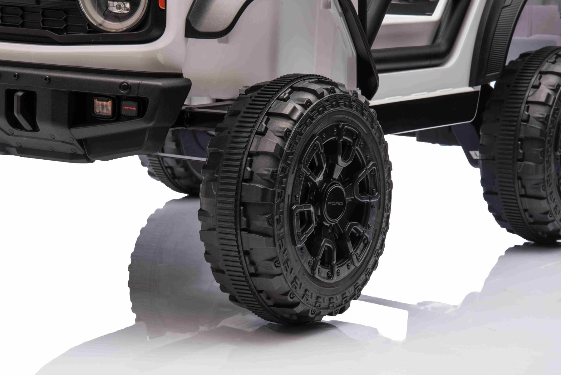 Elektrisches Kinderfahrzeug Ford Bronco mit Hinterradantrieb, lizenziert (Einzelsitzer), Weiß, Lithiumbatterie, hohe Bodenfreiheit, breiter Sitz, Hinterachsfederung, 2,4-GHz-Fernbedienung, MP3-Player mit USB-Anschluss, LED-Beleuchtung