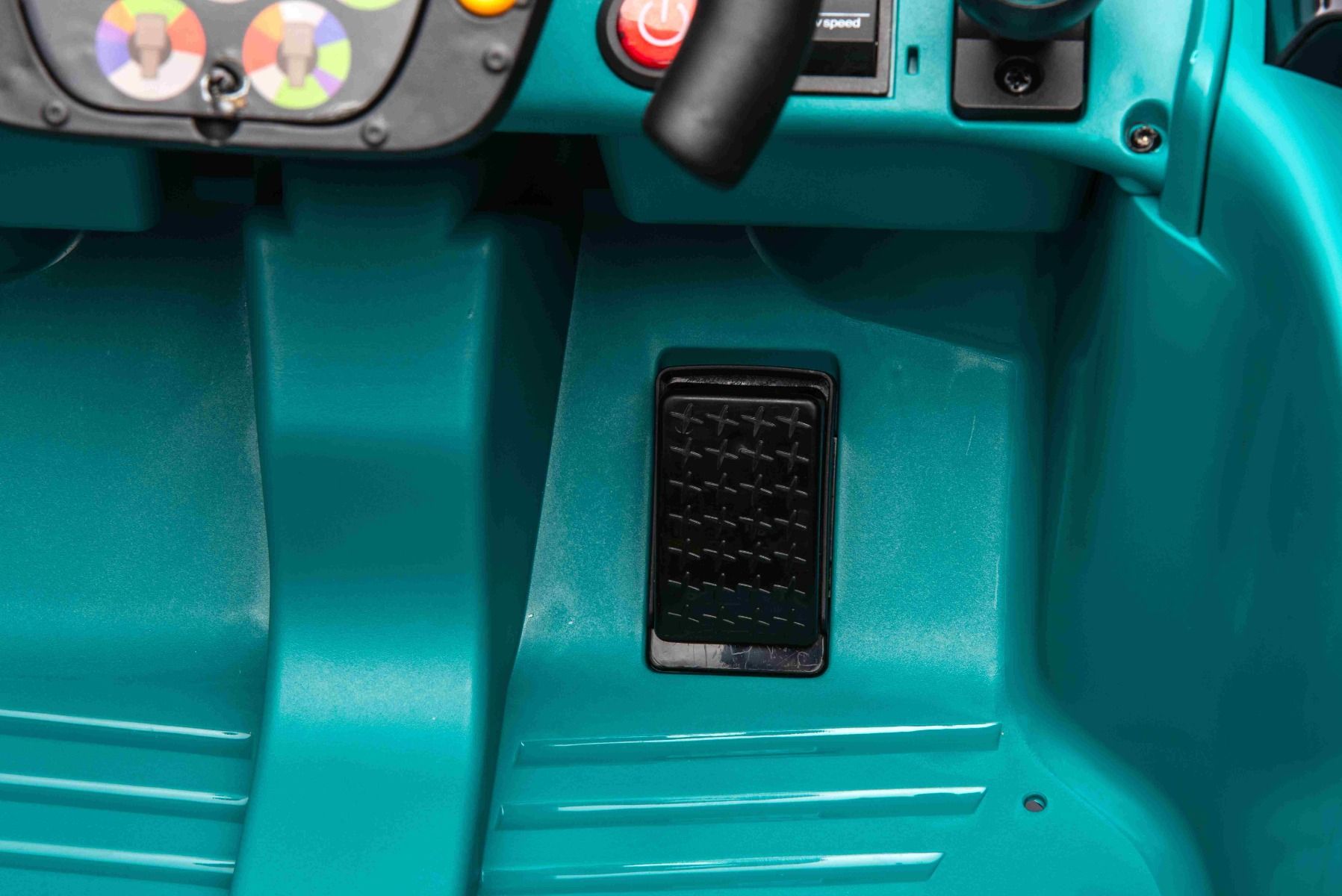 Lizenziertes elektrisches Kinderauto Formula Aston Martin ARAMCO 4x4 , grün, 4 x 35 W Motor, Eva-Räder, MP3-Player mit AUX/USB, Ledersitz, 12 V/10 Ah Batterie, Federung, LED-Leuchten