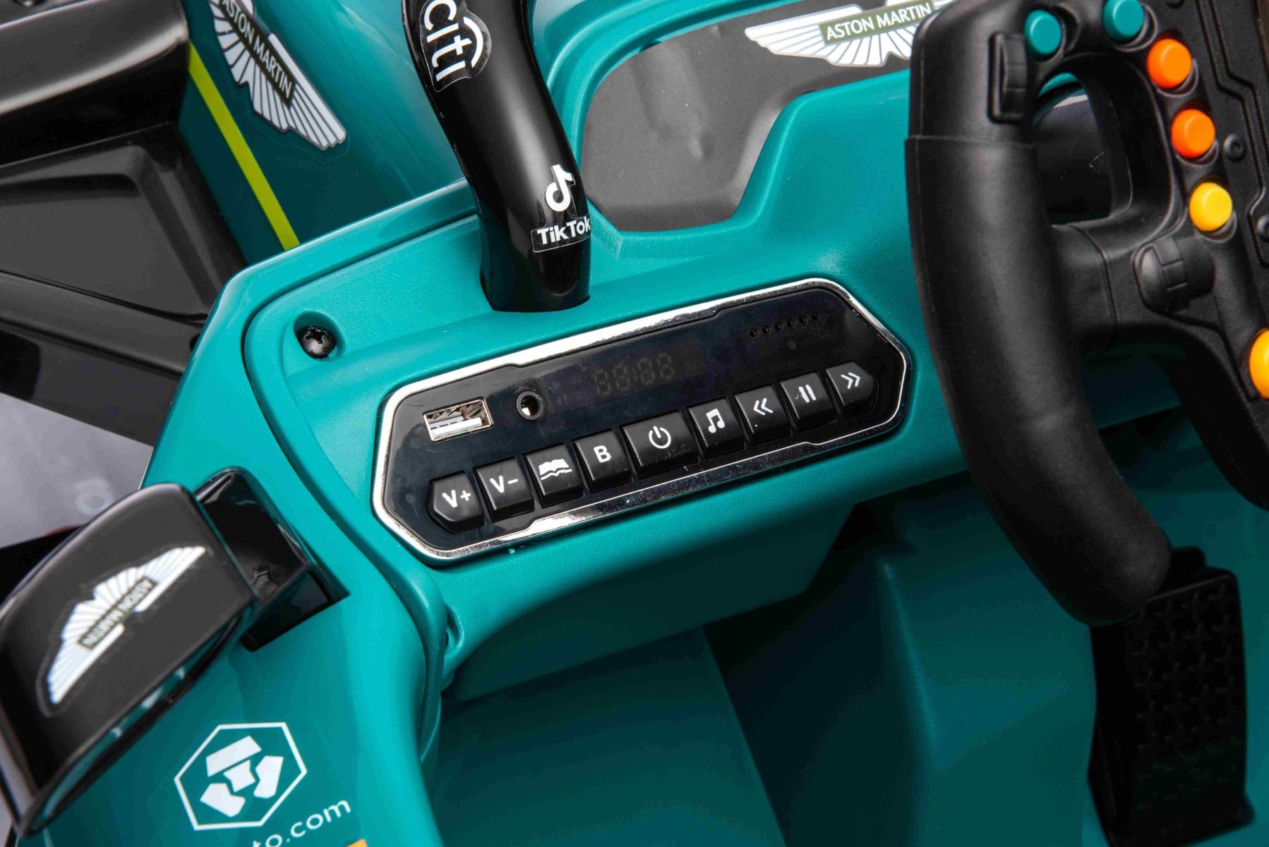 Lizenziertes elektrisches Kinderauto Formula Aston Martin ARAMCO 4x4 , grün, 4 x 35 W Motor, Eva-Räder, MP3-Player mit AUX/USB, Ledersitz, 12 V/10 Ah Batterie, Federung, LED-Leuchten