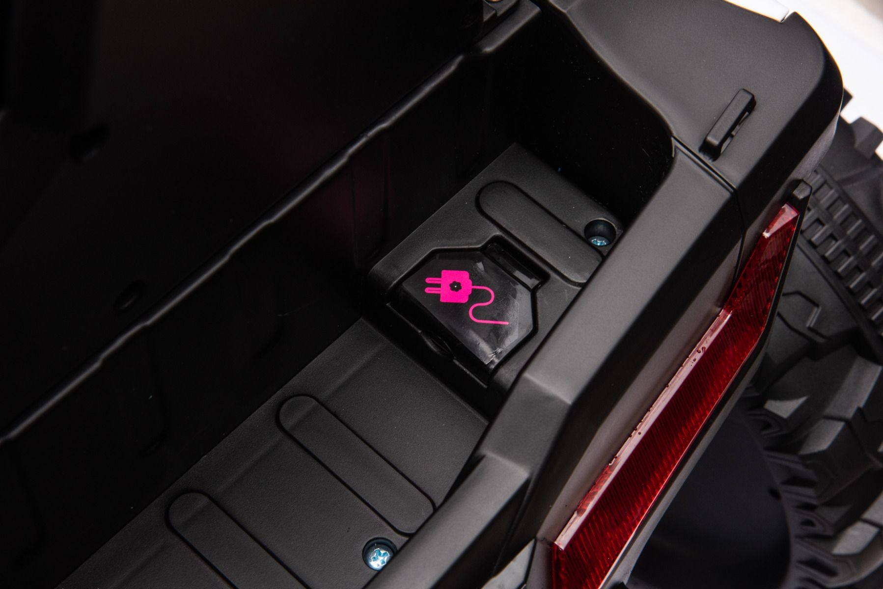 Elektrisches Aufsitzauto UTV Small 12V, weiß, Hinterradantrieb, 12V Batterie, Kunststoffräder, Breiter Doppelsitz für nur ein Kind, 2,4 GHz Fernbedienung, MP3-Player mit USB/SD-Eingang, LED-Leuchten